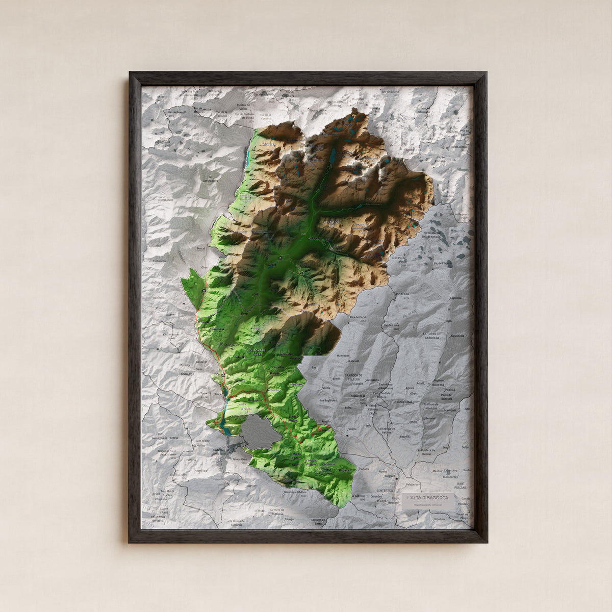 Mapa de relieve de la Alta Ribagorça, con el territorio en color y el entorno en blanco. Presentación con marco. 30 × 40 cm. Estilo Clásico.