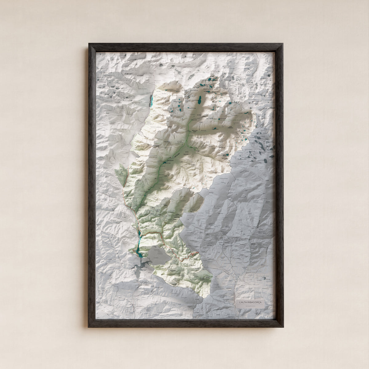 Mapa de relieve de la Alta Ribagorça, con el territorio en color y el entorno en blanco. Presentación con marco. 61 × 91 cm. Estilo Cartográfico.