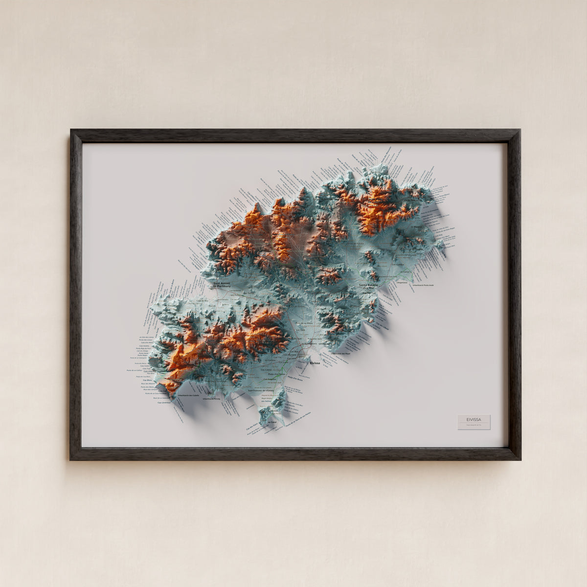 Edición octubre 2026 · Mapa topográfico de Eivissa, Contrastado, 50 × 70 cm: presentación en marco negro (marco no incluido).