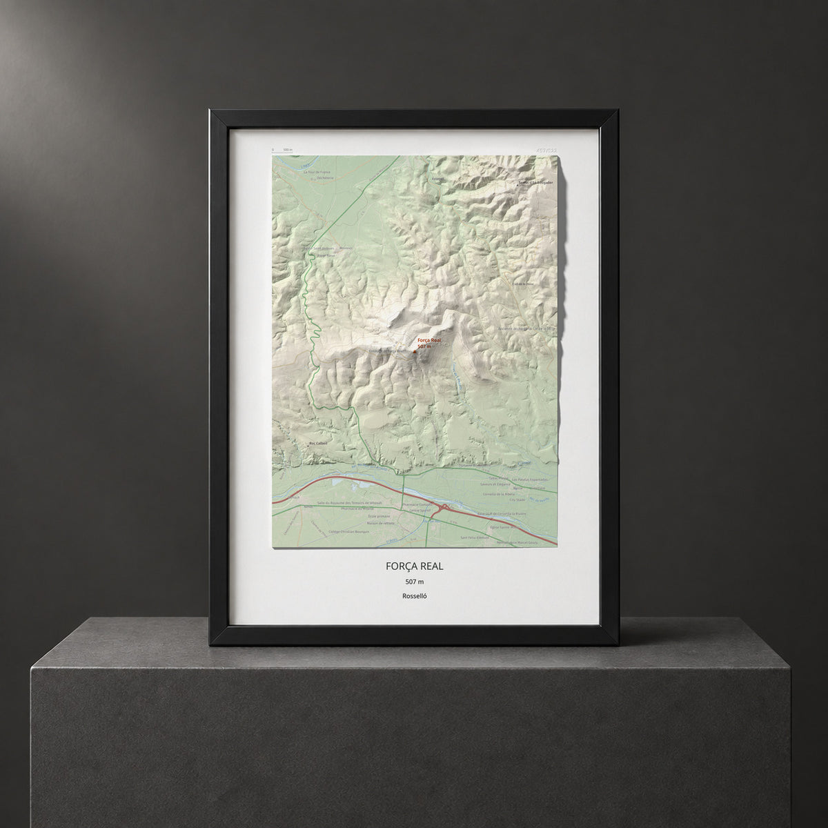 Mapa de relieve de Força Real, 507 m, Rosselló, lámina 100 Cims de Trobart. Presentación enmarcada. 30 × 40 cm.
