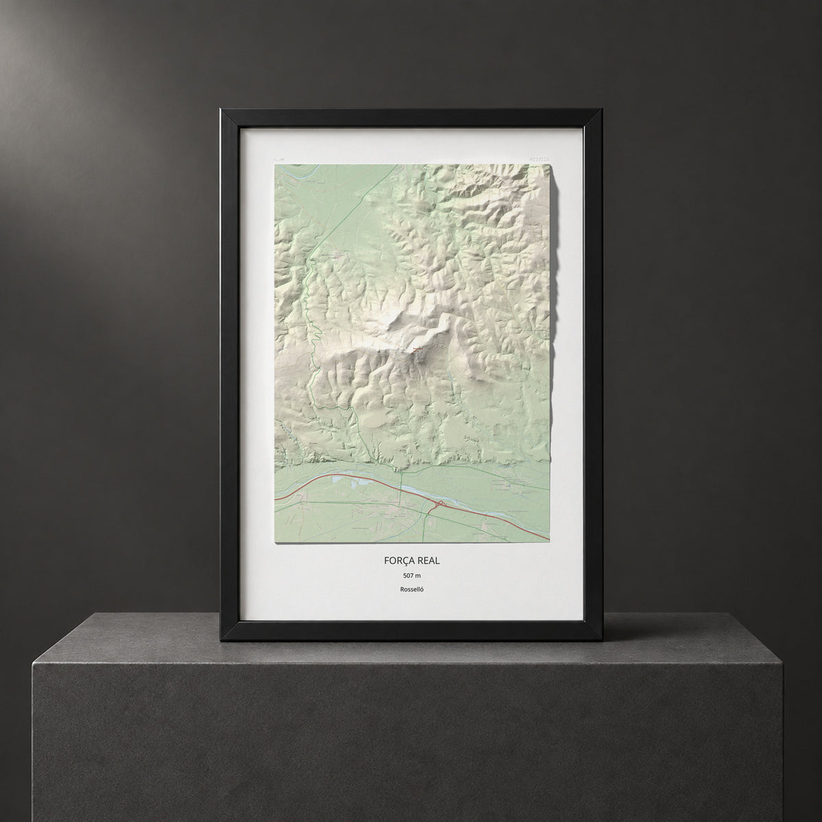 Mapa de relieve de Força Real, 507 m, Rosselló, lámina 100 Cims de Trobart. Presentación enmarcada. 70 × 100 cm.