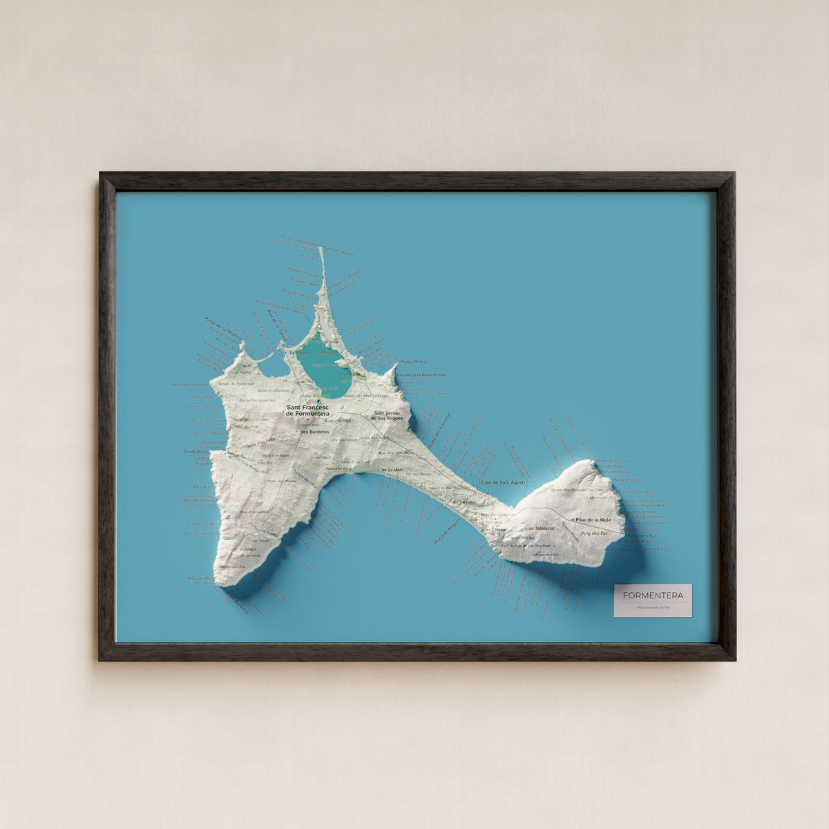 Edición octubre 2026 · Mapa topográfico de Formentera, Cartográfico, 30 × 40 cm: presentación en marco negro (marco no incluido).
