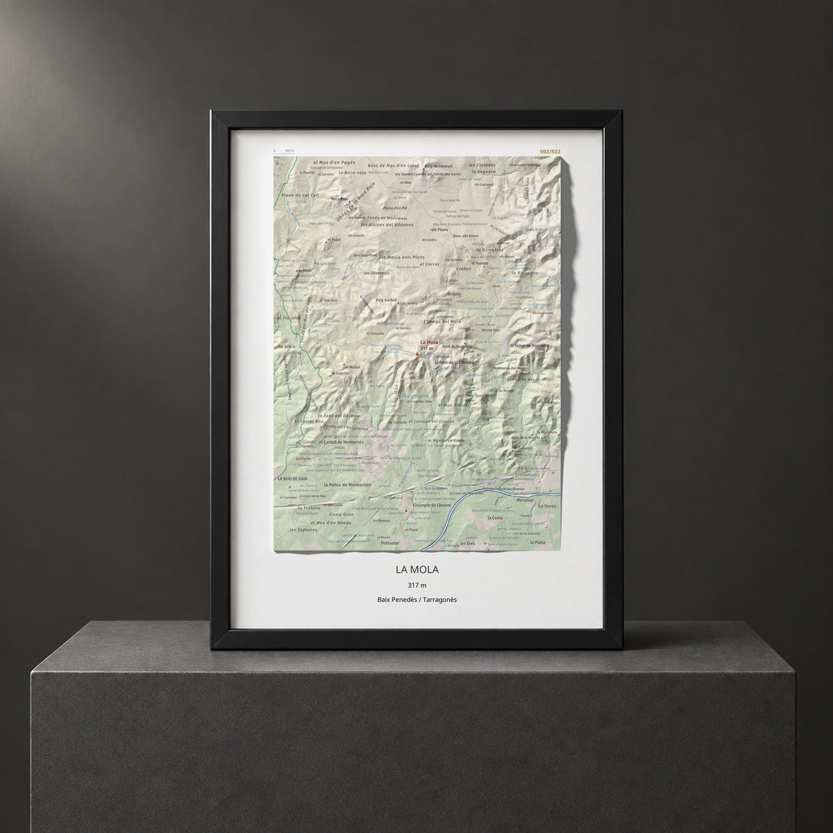 Mapa de relieve de La Mola, 317 m, Baix Penedès · Tarragonès, lámina 100 Cims de Trobart. Presentación enmarcada. 30 × 40 cm.
