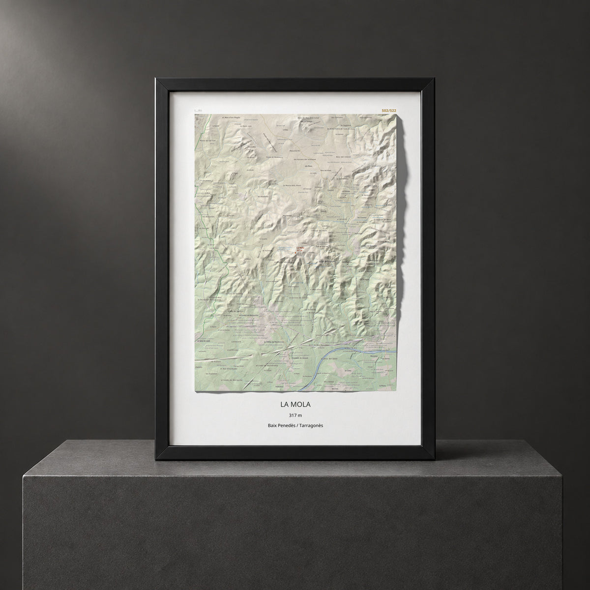Mapa de relieve de La Mola, 317 m, Baix Penedès · Tarragonès, lámina 100 Cims de Trobart. Presentación enmarcada. 50 × 70 cm.