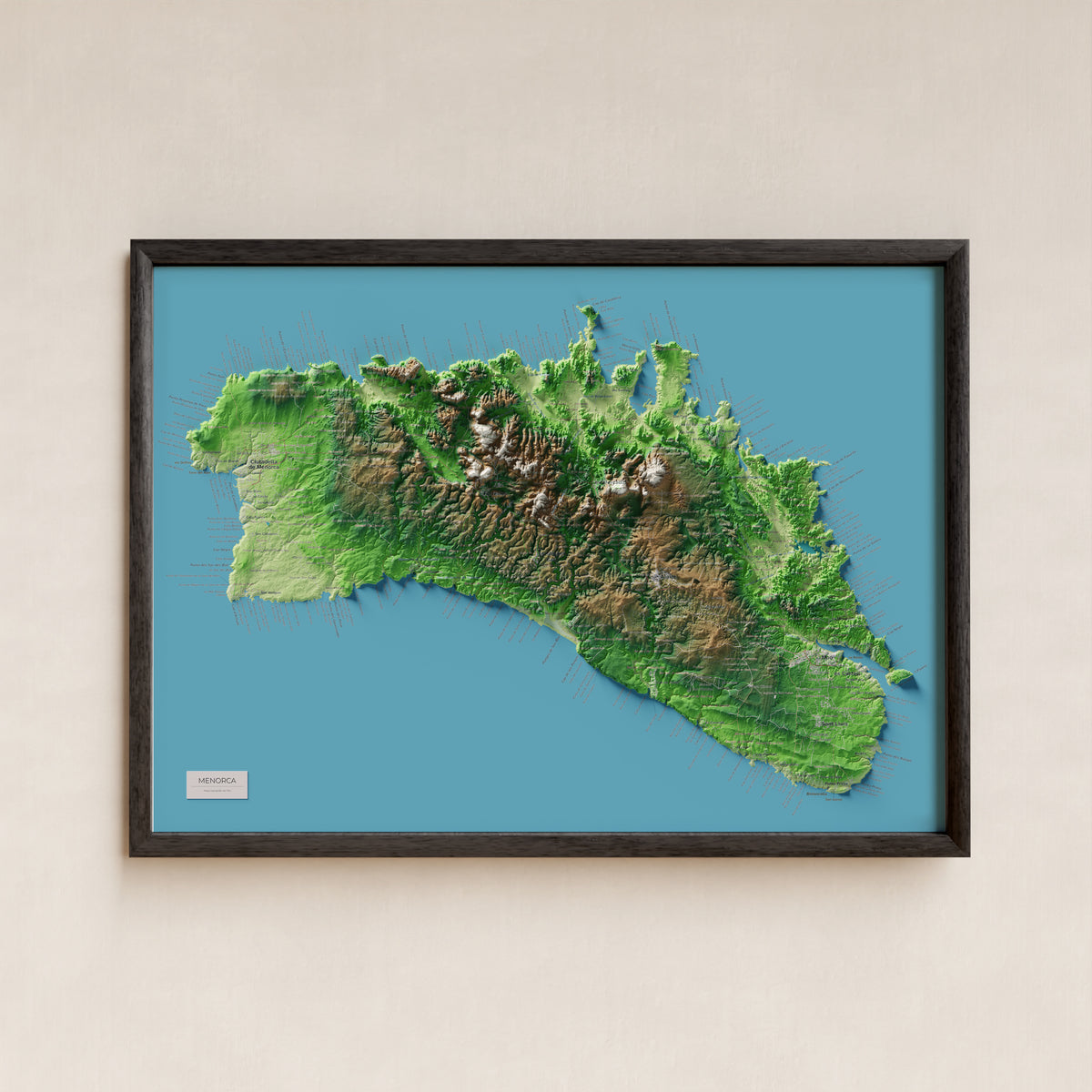 Edición octubre 2026 · Mapa topográfico de Menorca, Clásico, 50 × 70 cm: presentación en marco negro (marco no incluido).