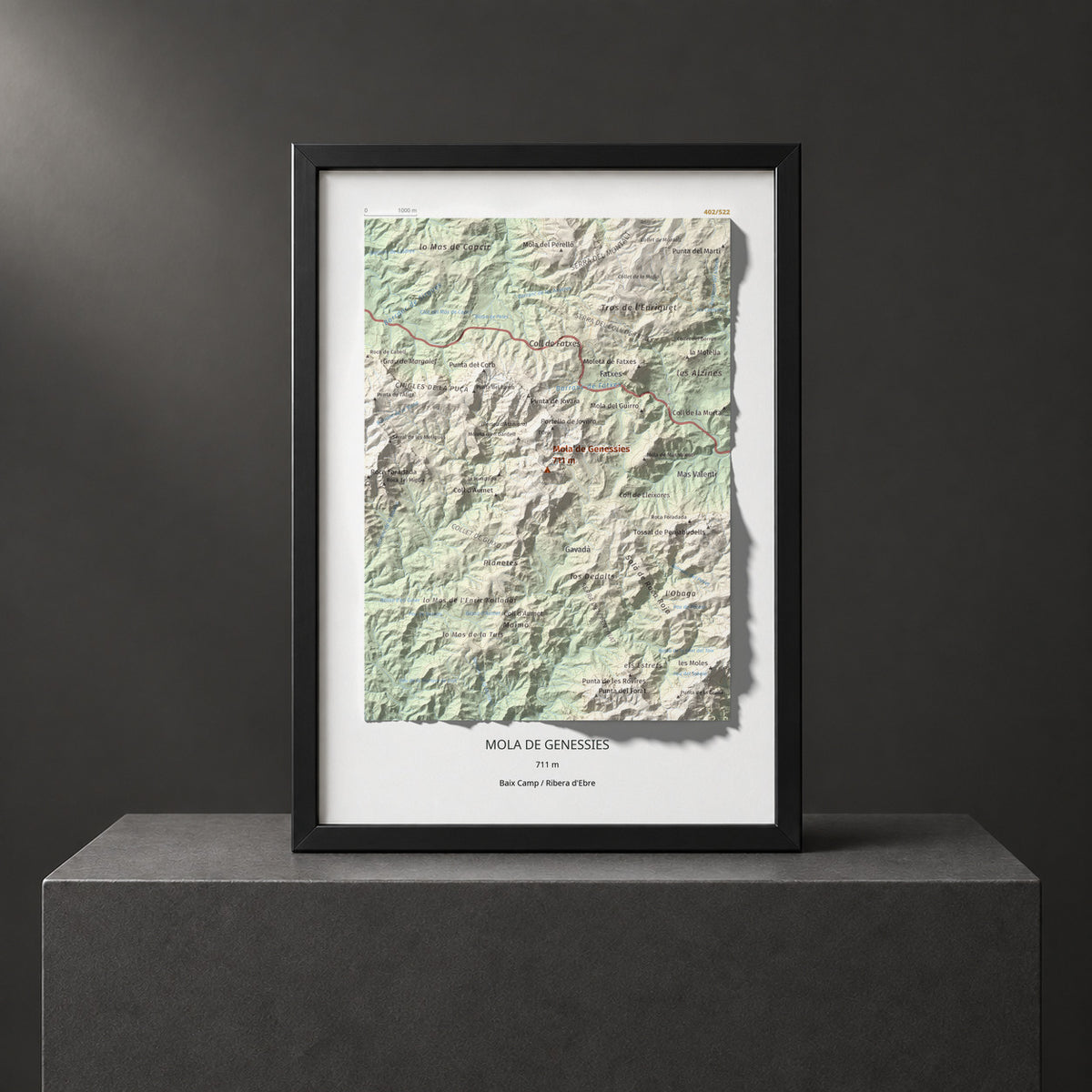 Mapa topográfico del relieve: Mola de Genessies, 711 m. Presentación enmarcada. 21 × 30 cm.
