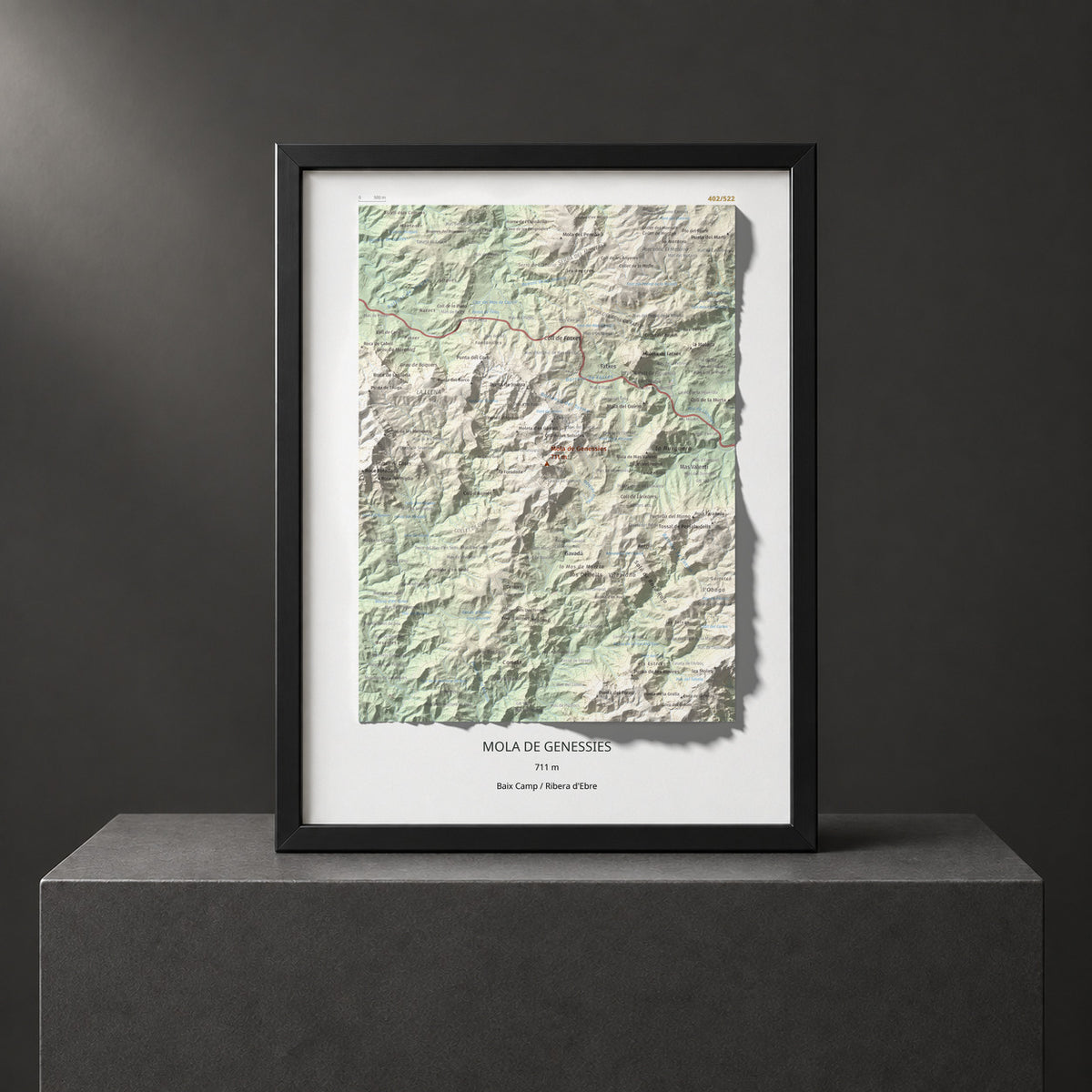 Mapa topográfico del relieve: Mola de Genessies, 711 m. Presentación enmarcada. 30 × 40 cm.