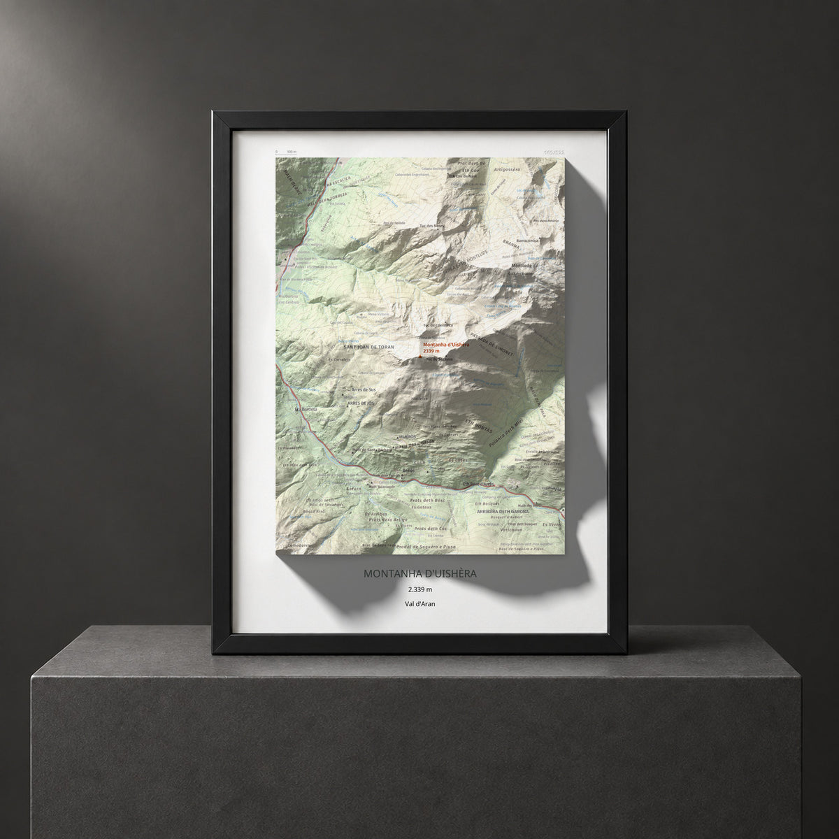 Mapa topográfico del relieve: Montanha d'Uishèra, 2339 m. Presentación enmarcada. 30 × 40 cm.