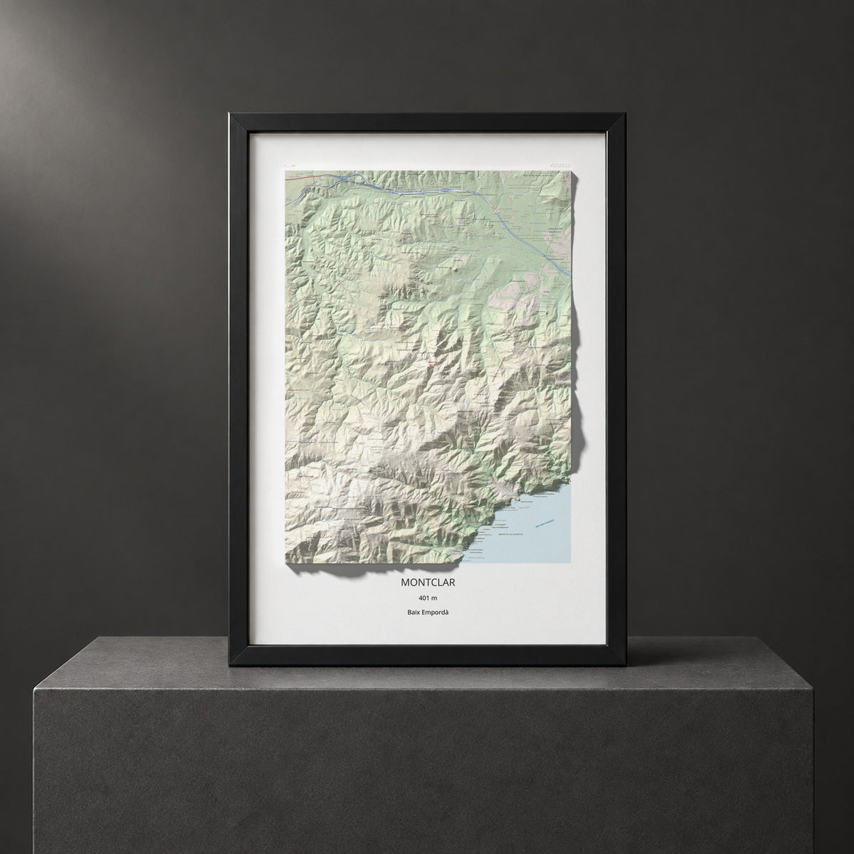 Mapa de relieve de Montclar, 401 m, Baix Empordà, lámina 100 Cims de Trobart. Presentación enmarcada. 70 × 100 cm.
