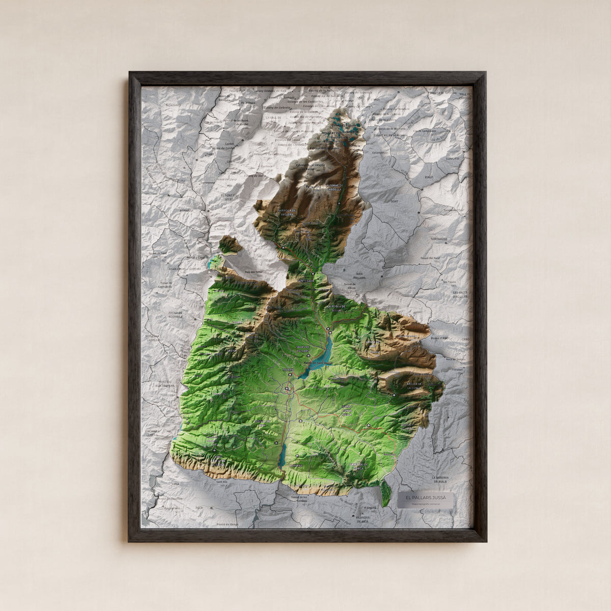 Mapa de relieve del Pallars Jussà, con el territorio en color y el entorno en blanco. Presentación con marco. 30 × 40 cm. Estilo Clásico.
