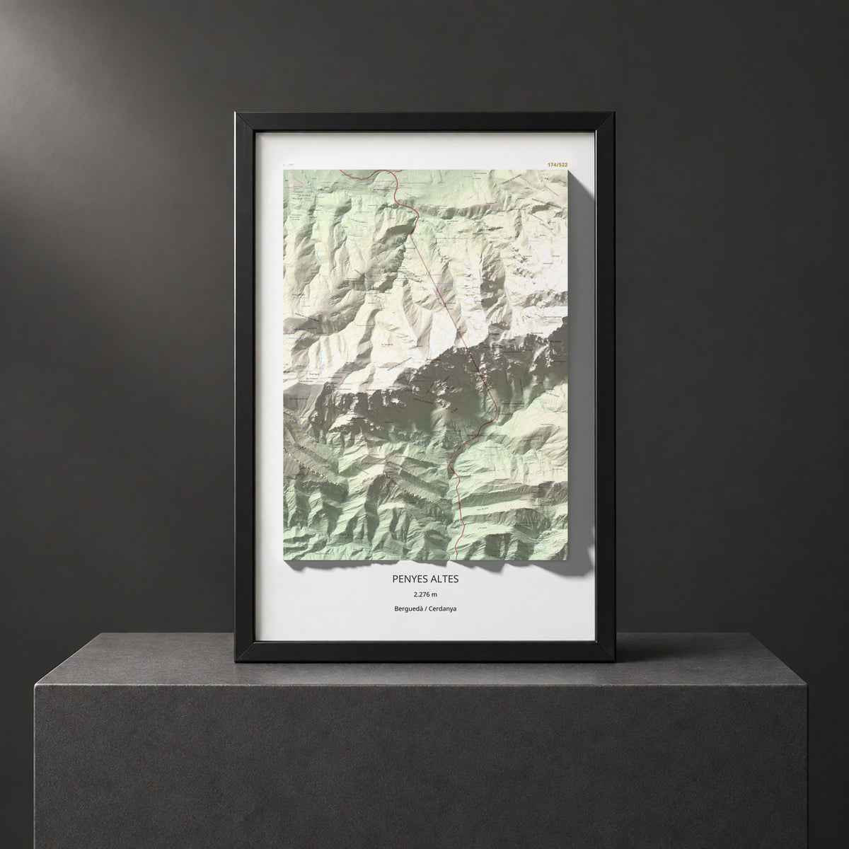 Mapa topográfico del relieve: Penyes Altes, 2276 m. Presentación enmarcada. 61 × 91 cm.