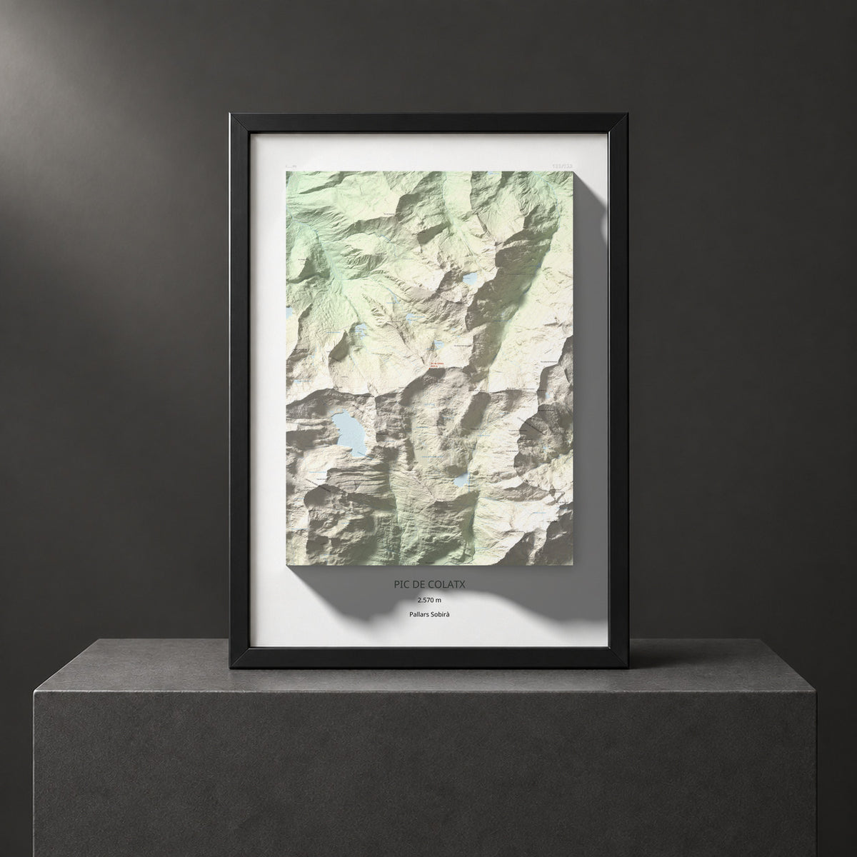 Mapa topográfico del relieve: Pic de Colatx, 2570 m. Presentación enmarcada. 70 × 100 cm.