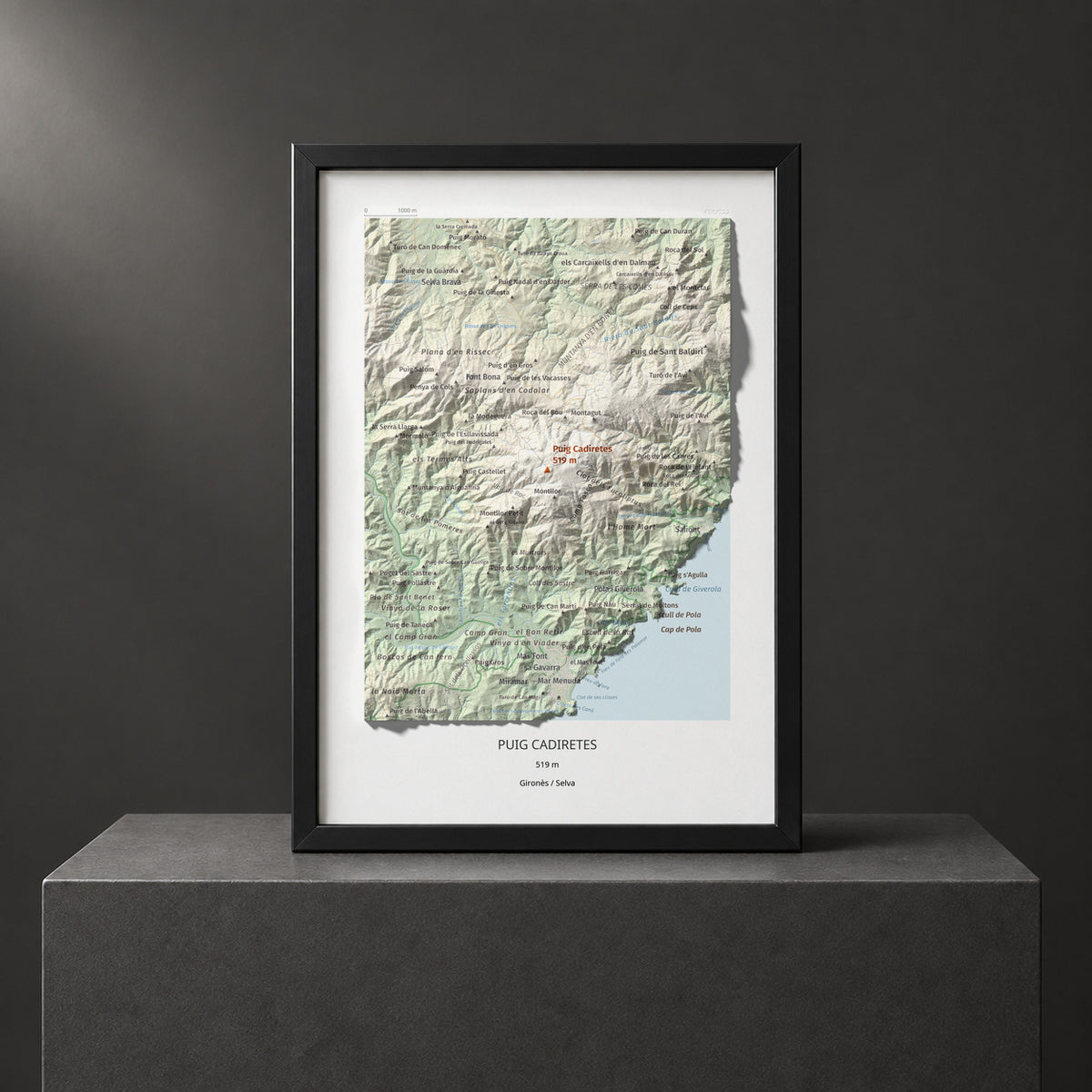 Mapa de relieve de Puig Cadiretes, 519 m, Gironès · Selva, lámina 100 Cims de Trobart. Presentación enmarcada. 21 × 30 cm.