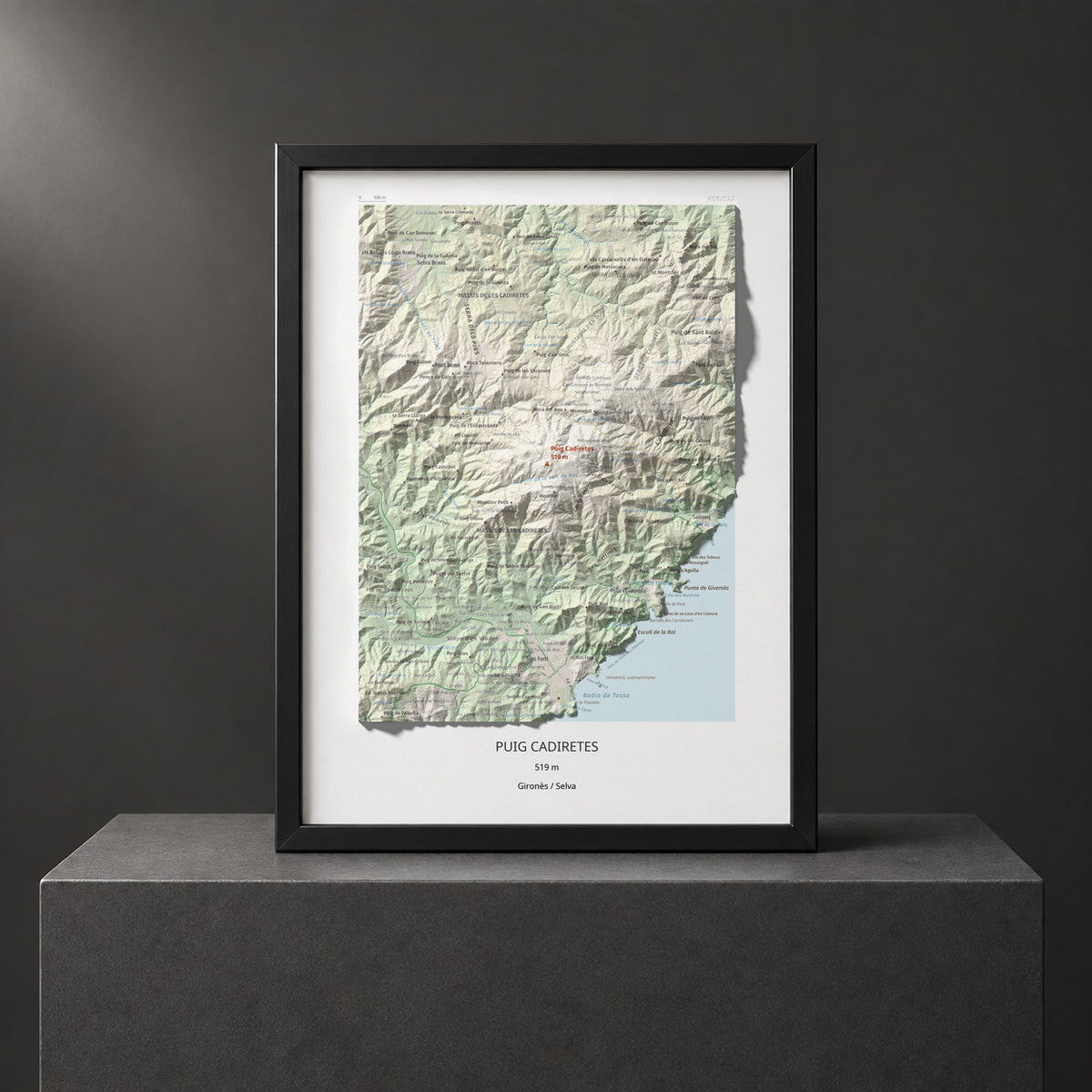 Mapa de relieve de Puig Cadiretes, 519 m, Gironès · Selva, lámina 100 Cims de Trobart. Presentación enmarcada. 30 × 40 cm.
