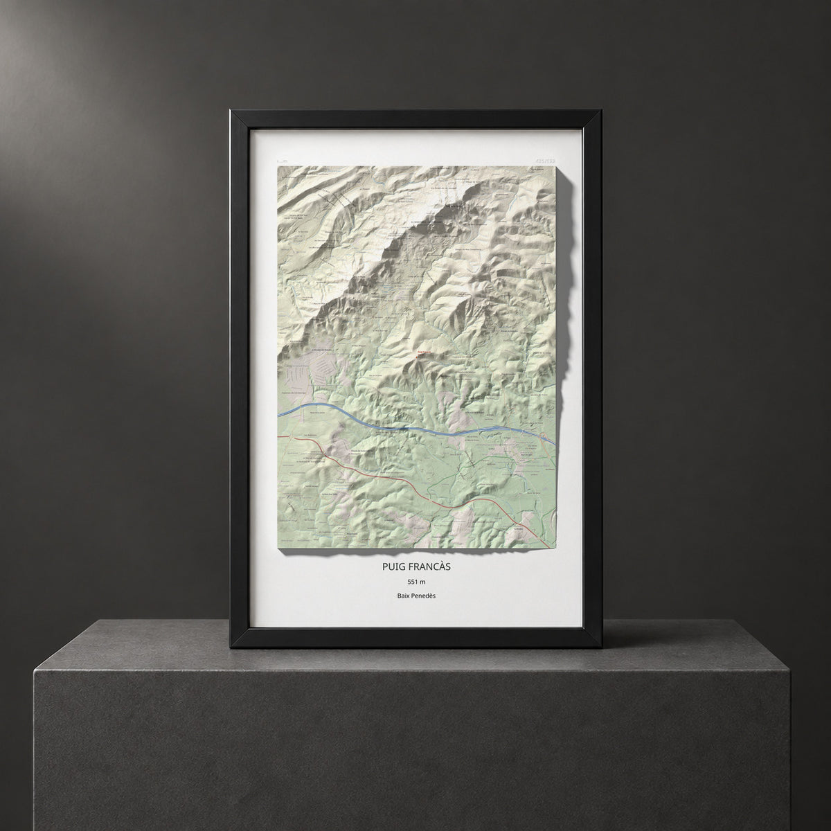 Mapa de relieve de Puig Francàs, 551 m, Baix Penedès, lámina 100 Cims de Trobart. Presentación enmarcada. 61 × 91 cm.