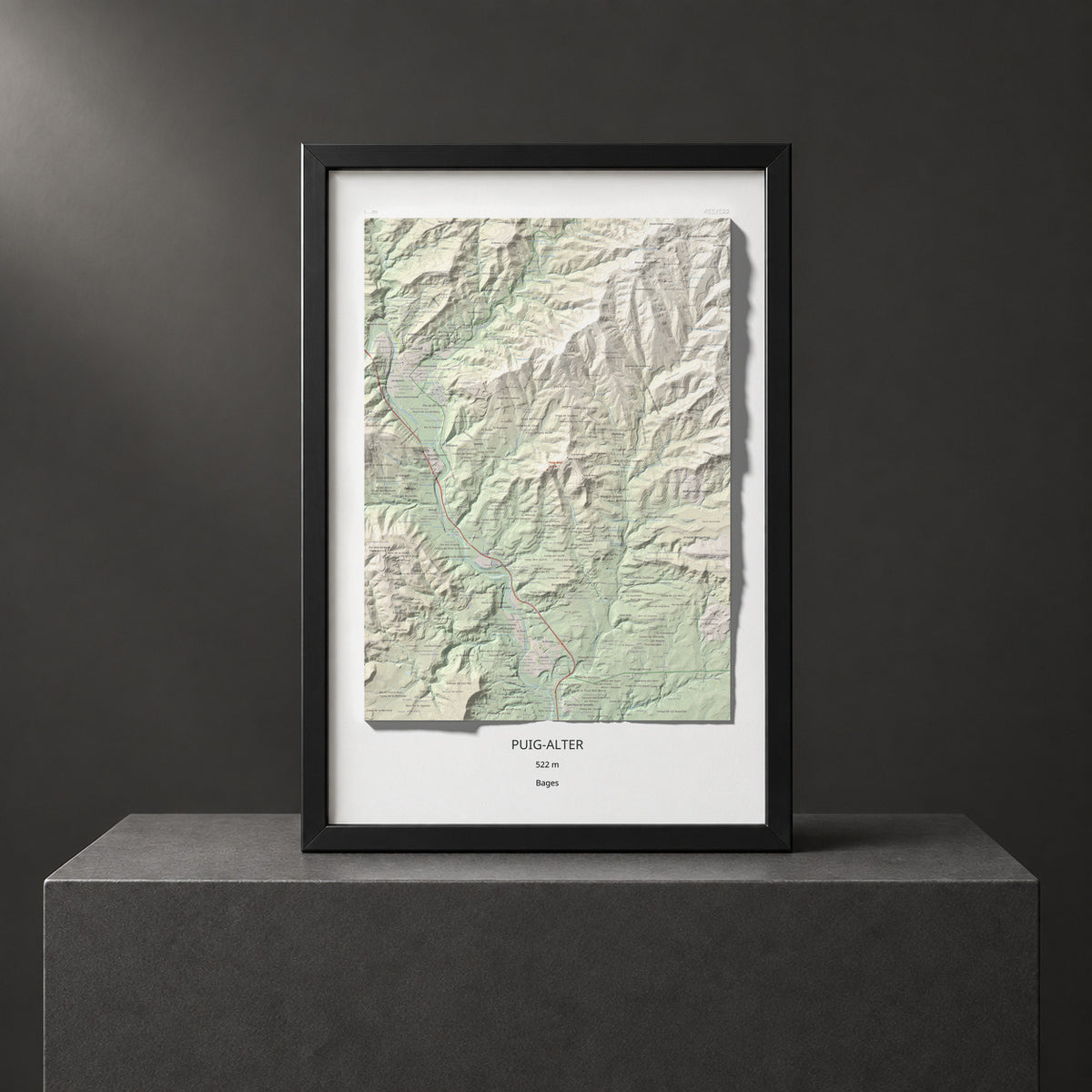 Mapa de relieve de Puig-alter, 522 m, Bages, lámina 100 Cims de Trobart. Presentación enmarcada. 61 × 91 cm.