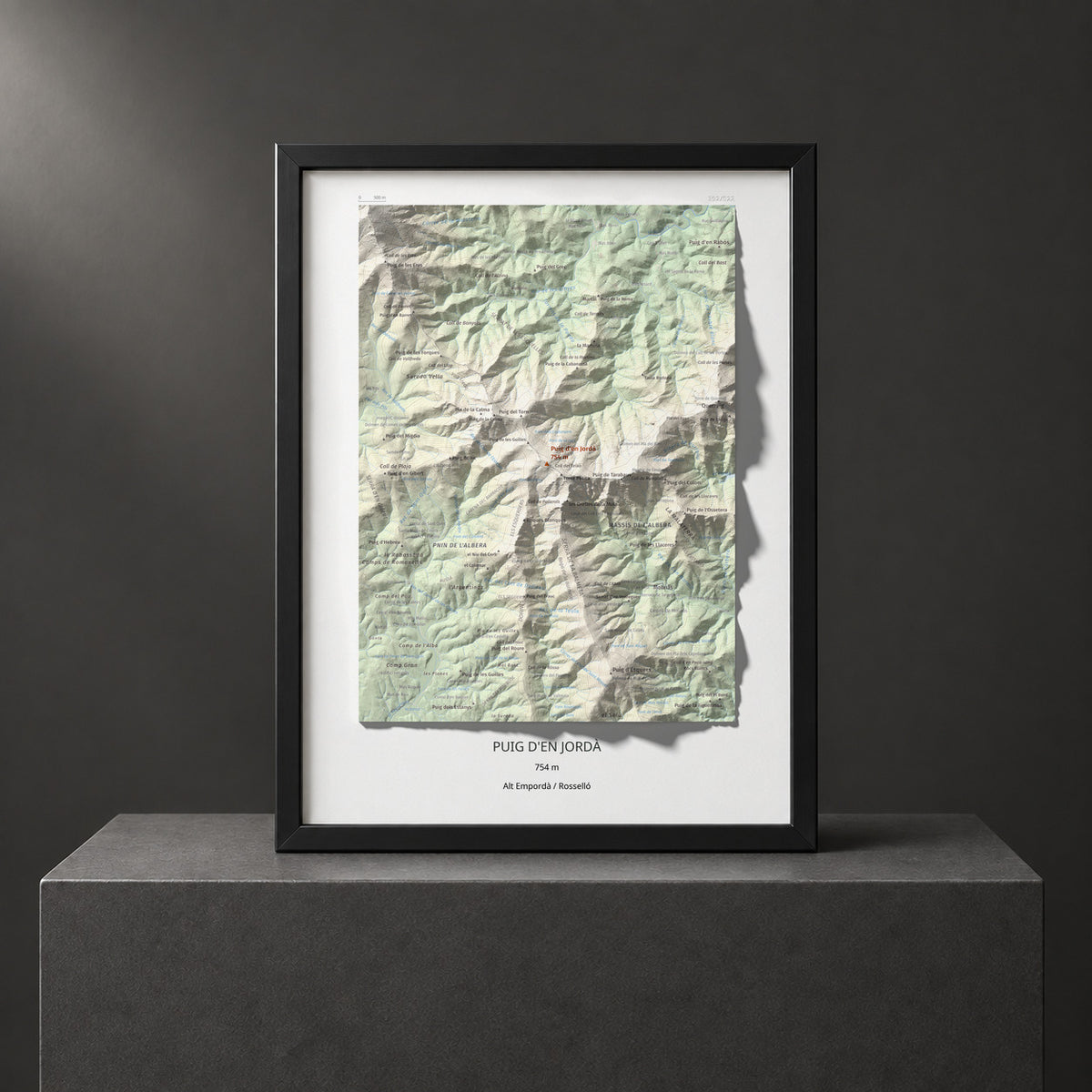Mapa topográfico del relieve: Puig d'en Jordà, 754 m. Presentación enmarcada. 30 × 40 cm.