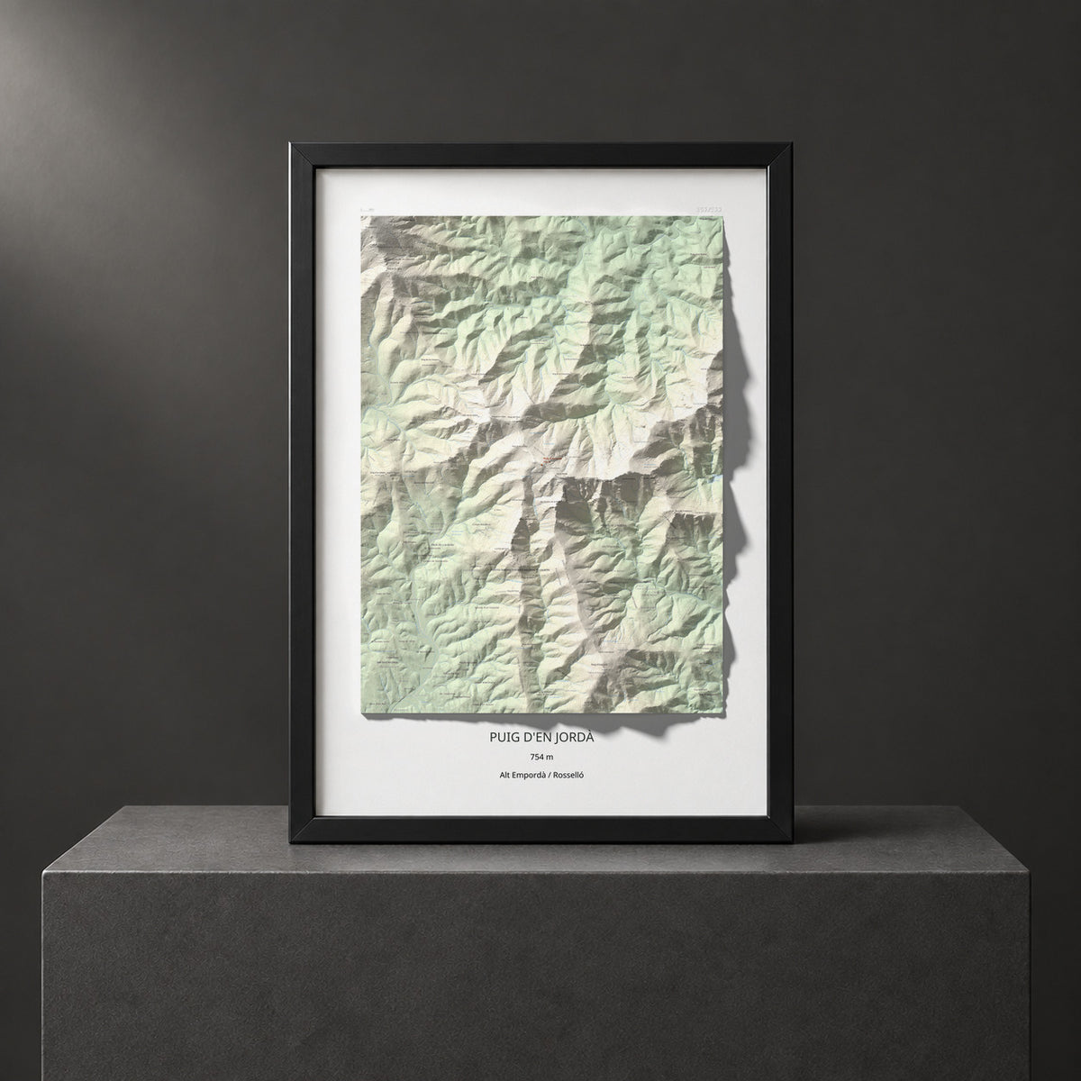 Mapa topográfico del relieve: Puig d'en Jordà, 754 m. Presentación enmarcada. 70 × 100 cm.