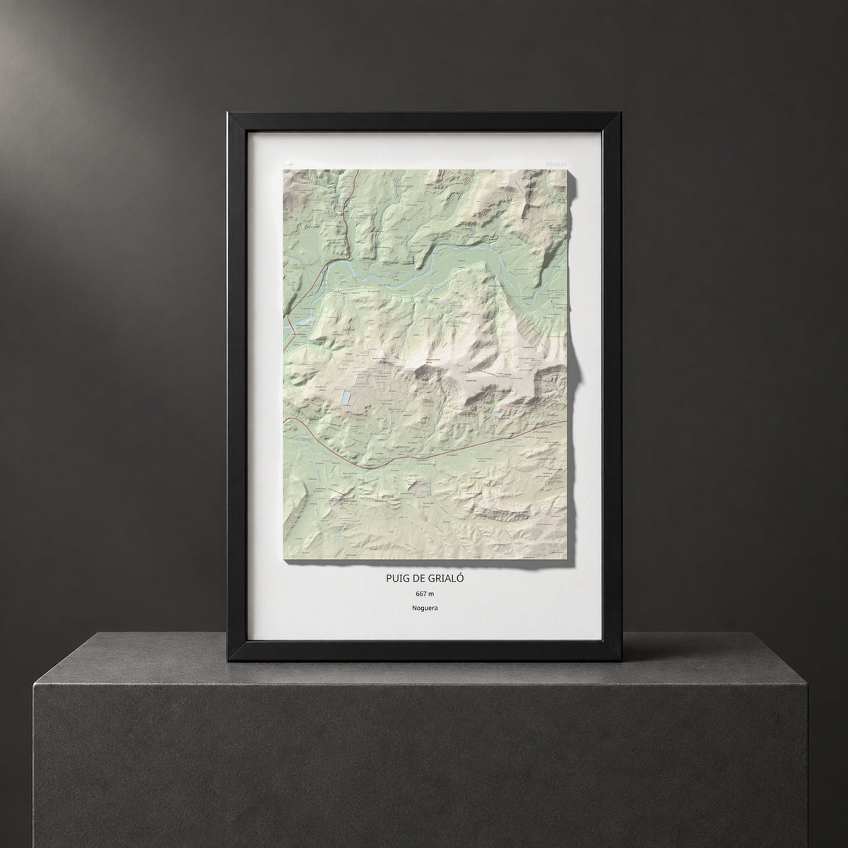 Mapa topográfico del relieve: Puig de Grialó, 667 m. Presentación enmarcada. 70 × 100 cm.