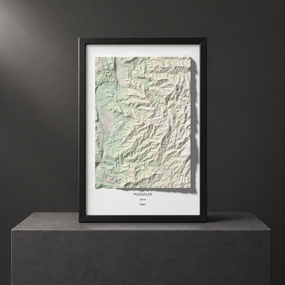 Mapa de relieve de Puigsoler, 524 m, Bages, lámina 100 Cims de Trobart. Presentación enmarcada. 61 × 91 cm.