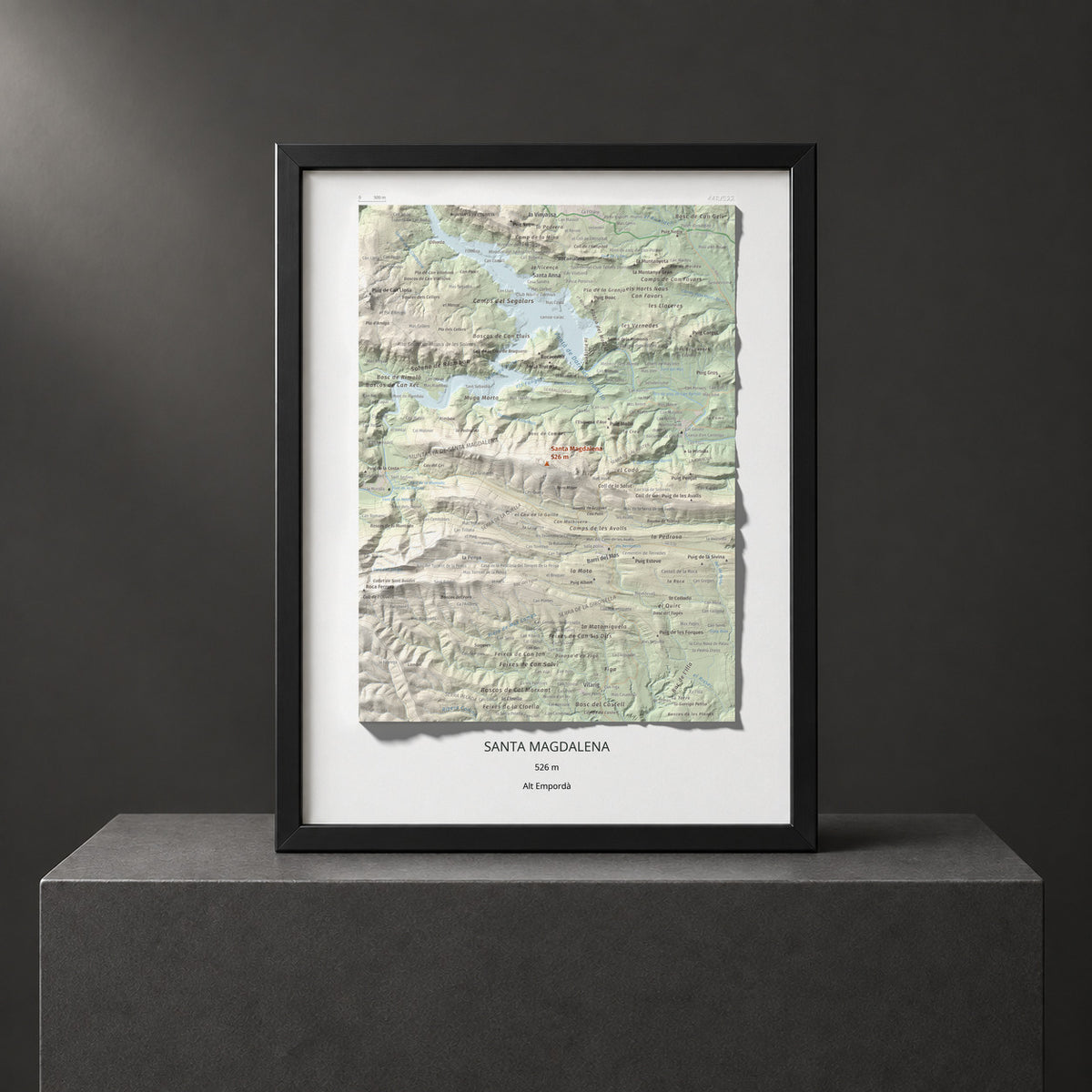 Mapa de relieve de Santa Magdalena, 526 m, Alt Empordà, lámina 100 Cims de Trobart. Presentación enmarcada. 30 × 40 cm.
