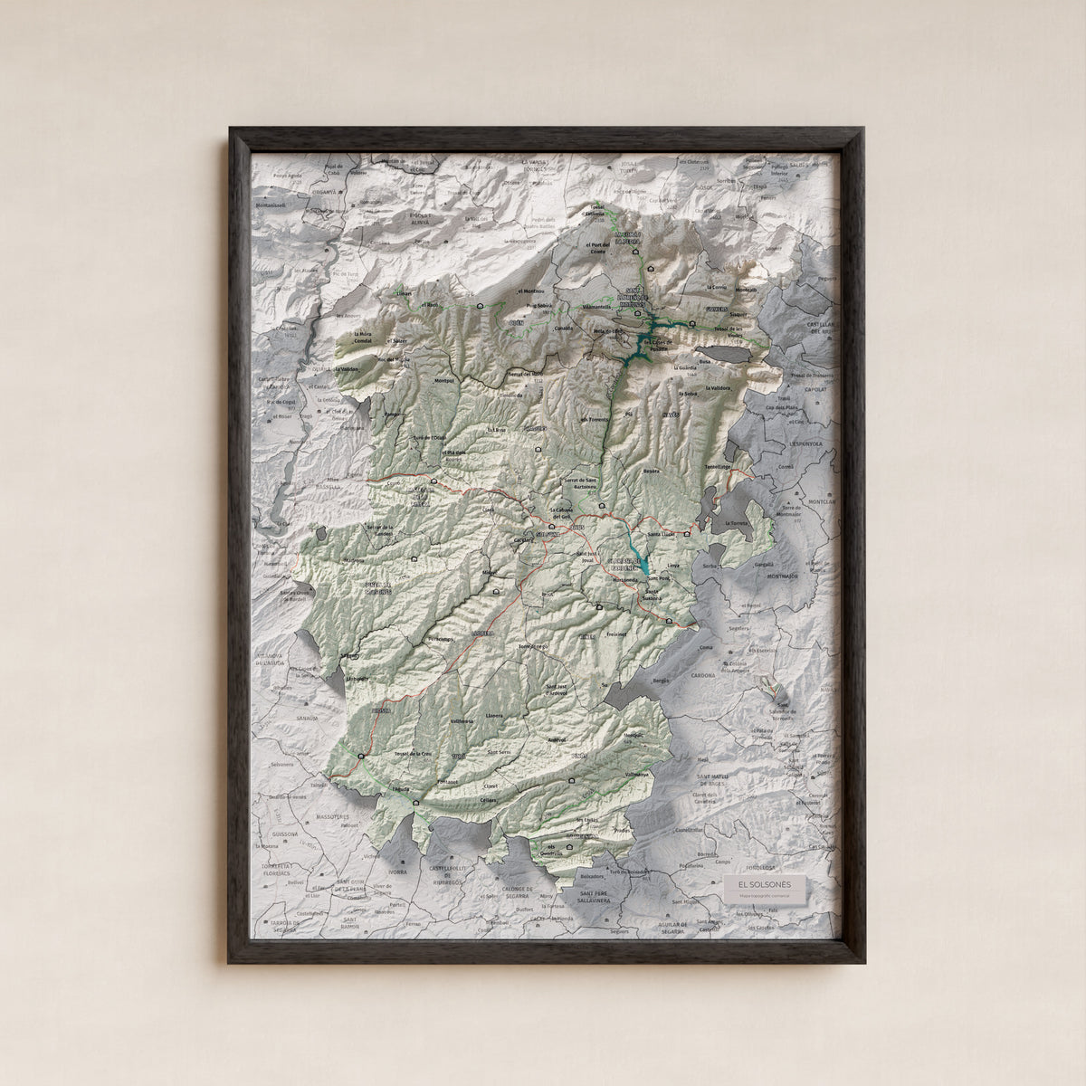 Mapa de relieve del Solsonès, con el territorio en color y el entorno en blanco. Presentación con marco. 30 × 40 cm. Estilo Cartográfico.