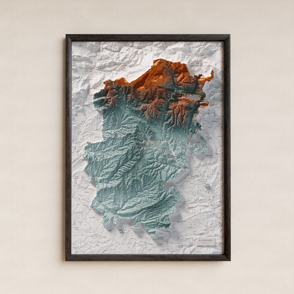 Mapa de relieve del Solsonès, con el territorio en color y el entorno en blanco. Presentación con marco. 50 × 70 cm. Estilo Contrastado.