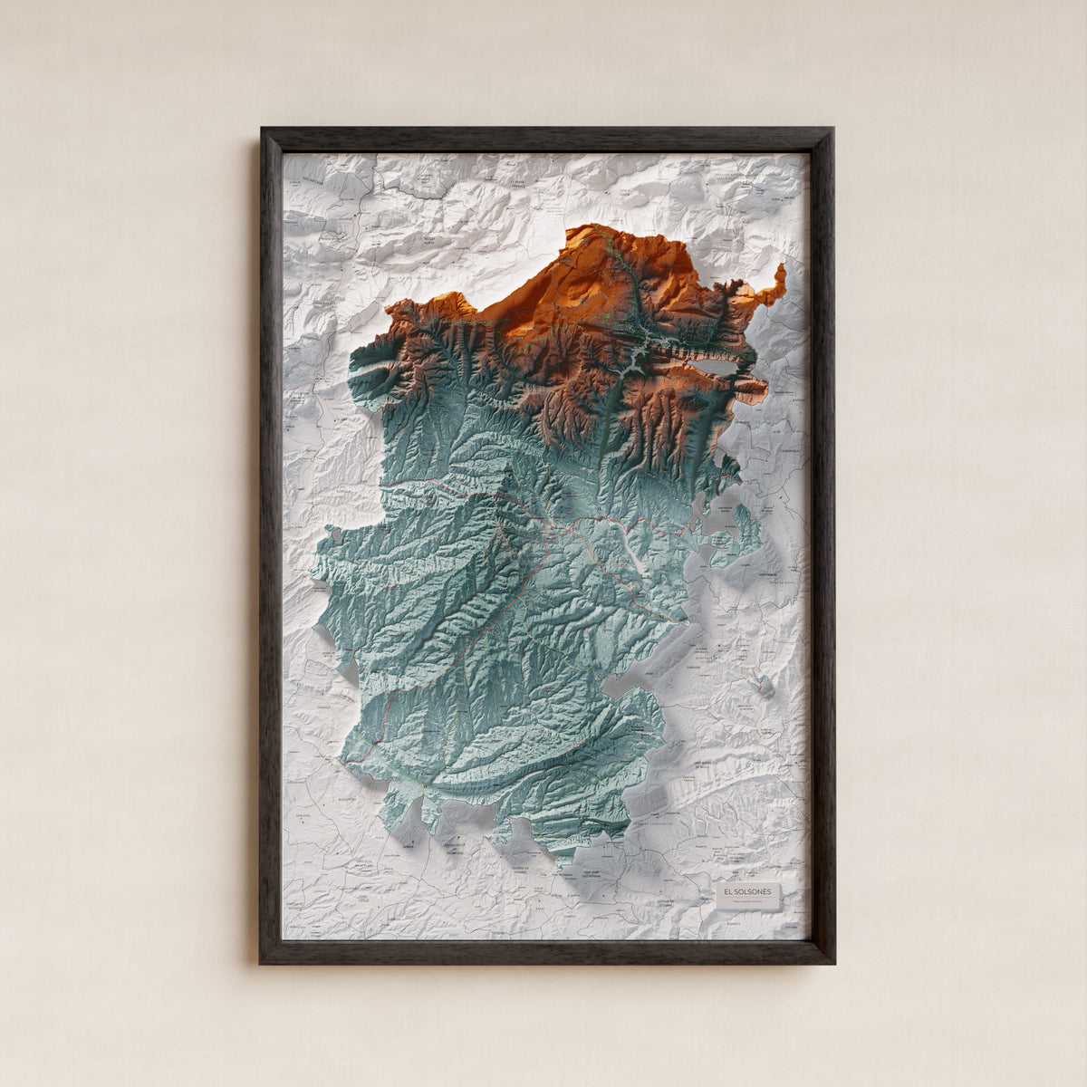 Mapa de relieve del Solsonès, con el territorio en color y el entorno en blanco. Presentación con marco. 61 × 91 cm. Estilo Contrastado.