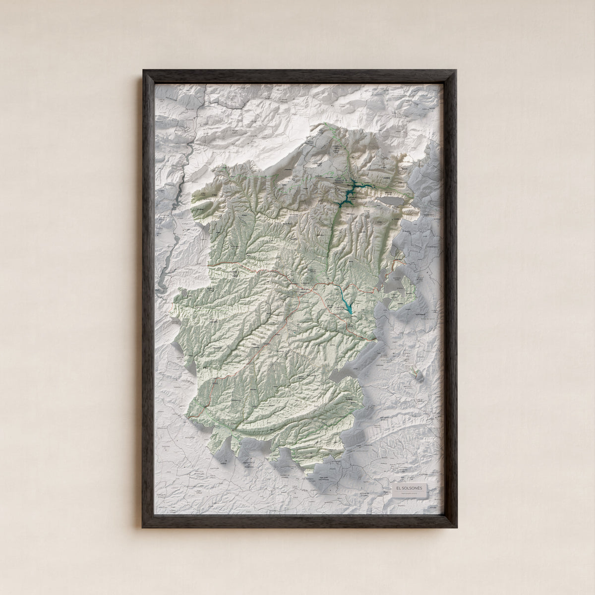 Mapa de relieve del Solsonès, con el territorio en color y el entorno en blanco. Presentación con marco. 61 × 91 cm. Estilo Cartográfico.