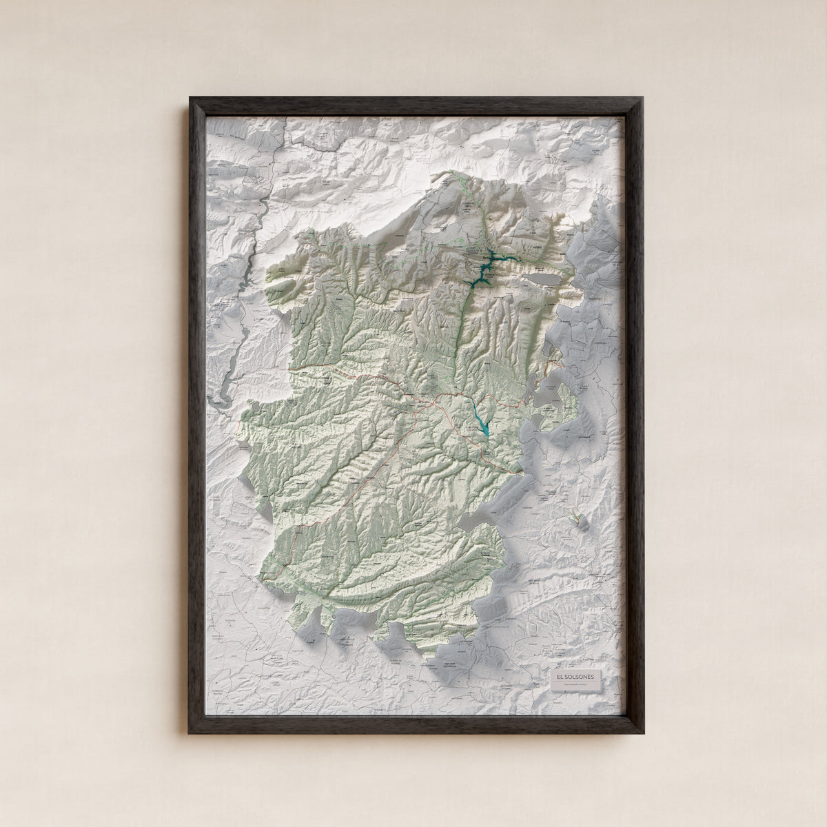 Mapa de relieve del Solsonès, con el territorio en color y el entorno en blanco. Presentación con marco. 70 × 100 cm. Estilo Cartográfico.