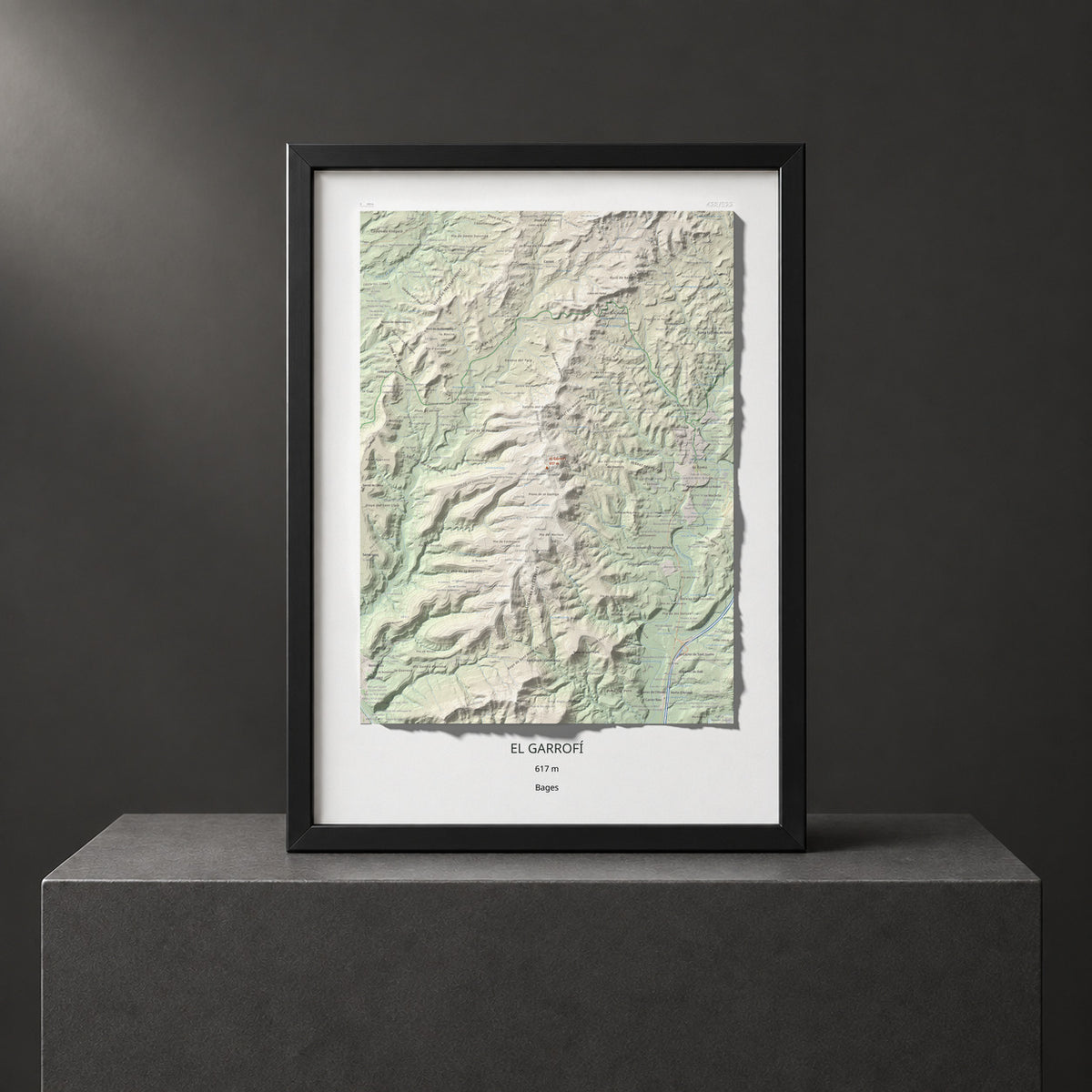 Mapa de relieve del Garrofí, 617 m, Bages, lámina 100 Cims de Trobart. Presentación enmarcada. 50 × 70 cm.