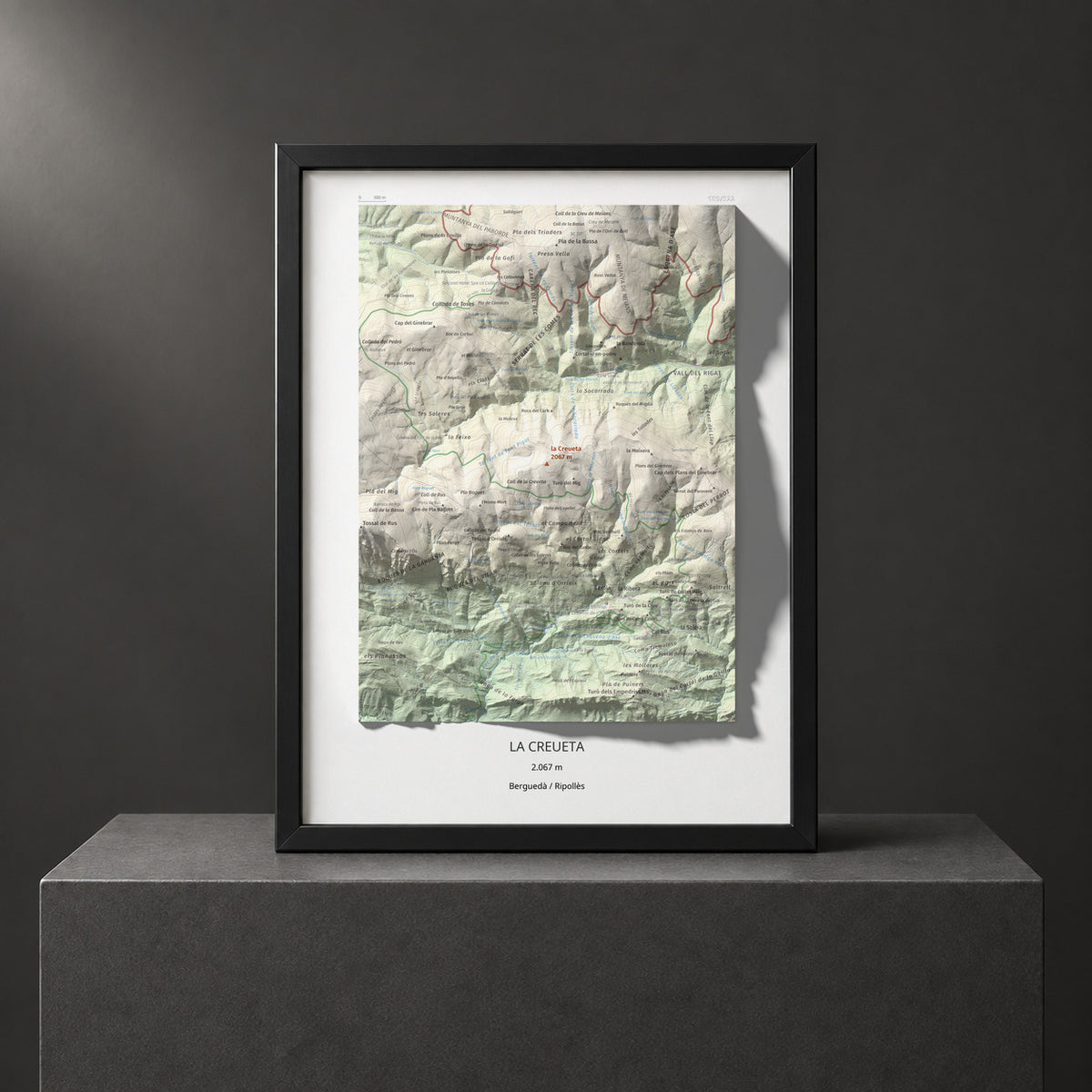 Mapa topográfico del relieve: la Creueta, 2067 m. Presentación enmarcada. 30 × 40 cm.