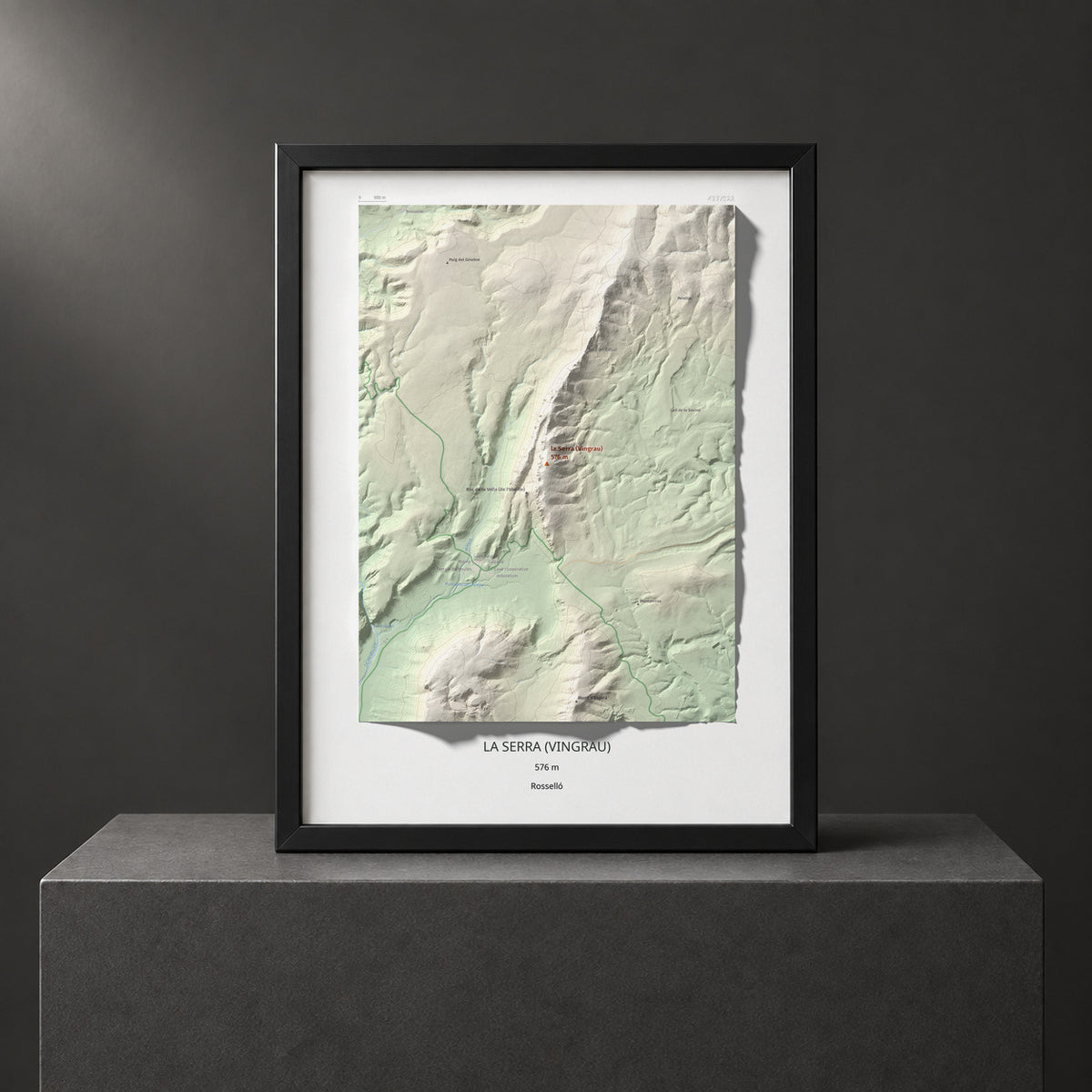 Mapa topográfico del relieve: la Serra (Vingrau), 576 m. Presentación enmarcada. 30 × 40 cm.