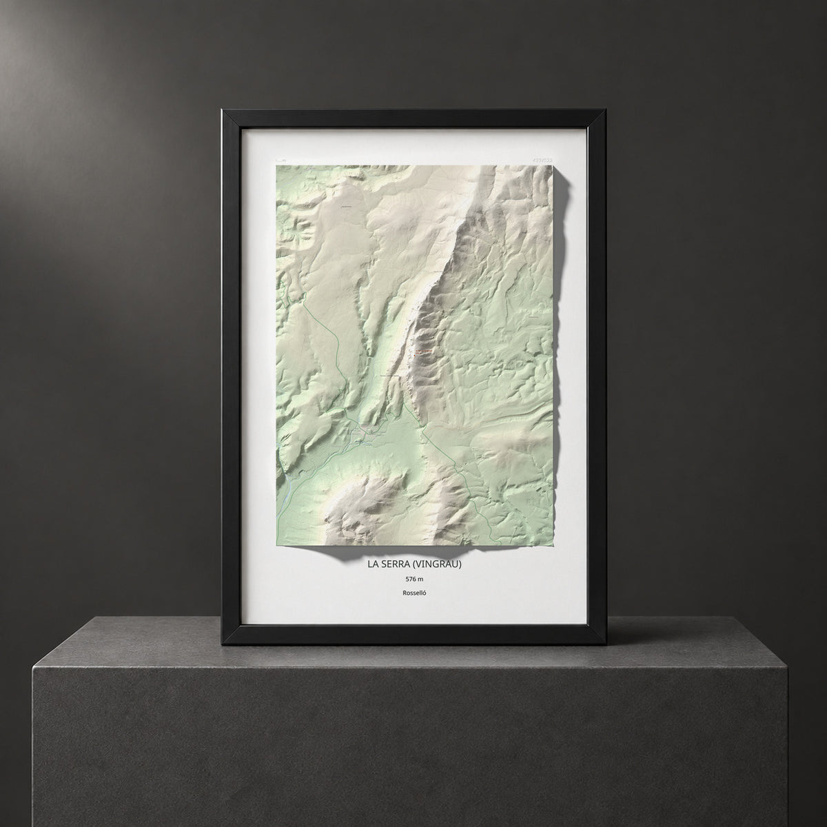 Mapa topográfico del relieve: la Serra (Vingrau), 576 m. Presentación enmarcada. 70 × 100 cm.