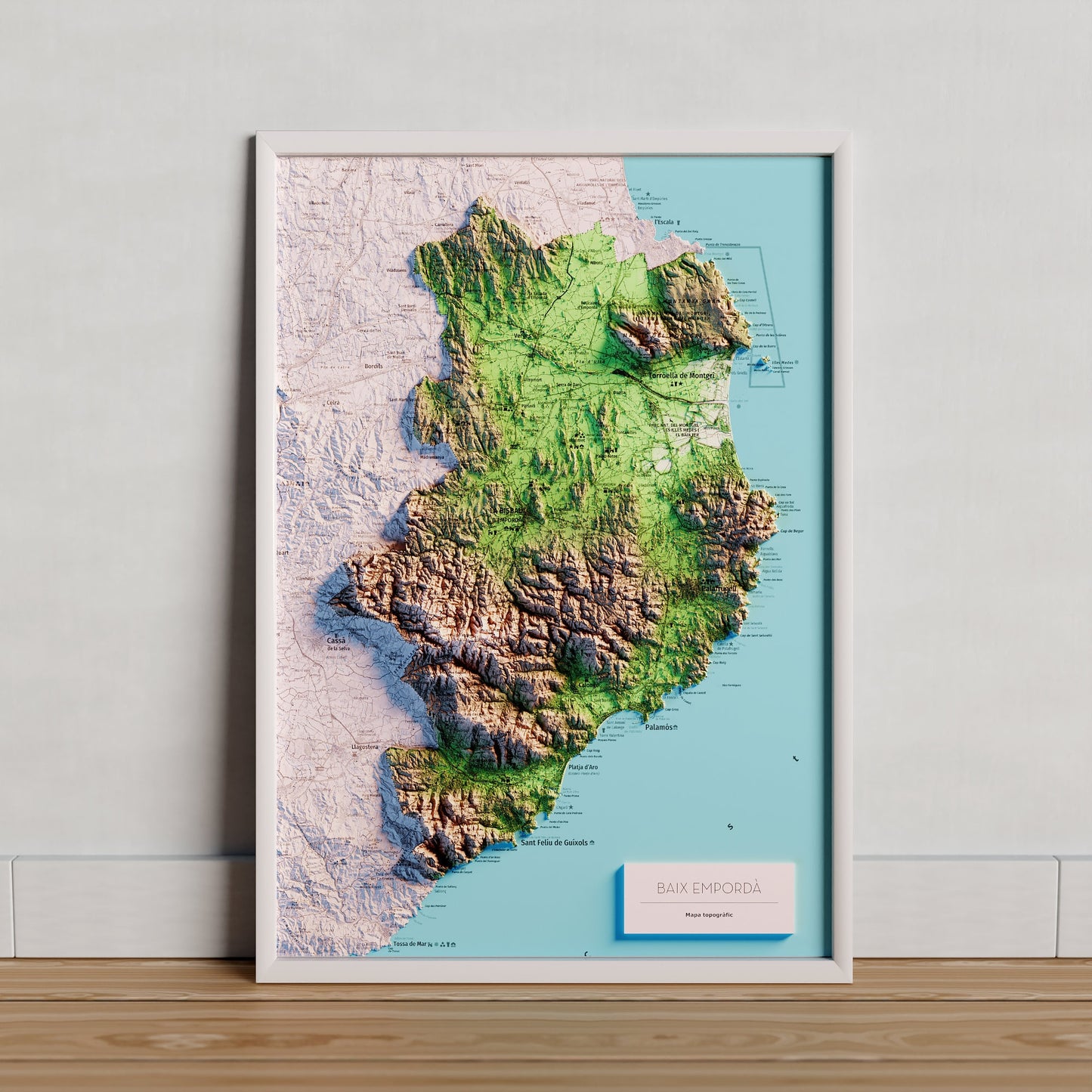 EL BAIX EMPORDÀ. Mapa topográfico. Versió amb el mar blau.