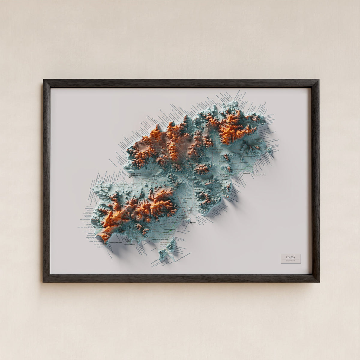Edición octubre 2026 · Mapa topográfico de Eivissa, Azul y naranja, 50 × 70 cm: presentación en marco negro (marco no incluido).