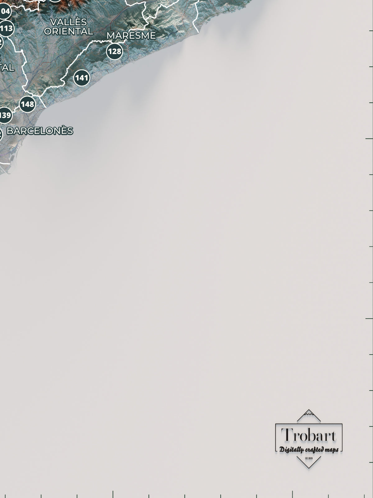 Mapa de las 150 cimas esenciales, contrastado, 30 × 40 cm. Detalle de la costa, el mar y los elementos editoriales del mapa.