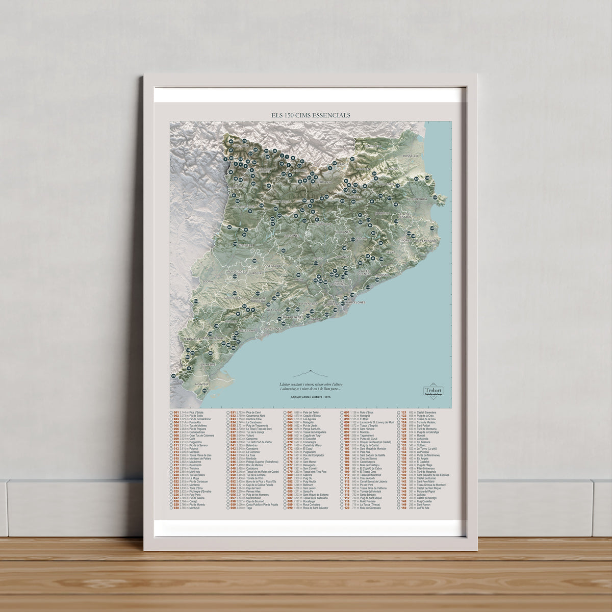Mapa de las 150 cimas esenciales, estilo cartográfico, 30 × 40 cm. Lámina en un marco claro apoyado sobre madera. Marco no incluido.