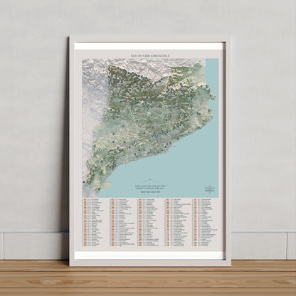 Mapa de las 150 cimas esenciales, estilo cartográfico, 30 × 40 cm. Lámina en un marco claro apoyado sobre madera. Marco no incluido.