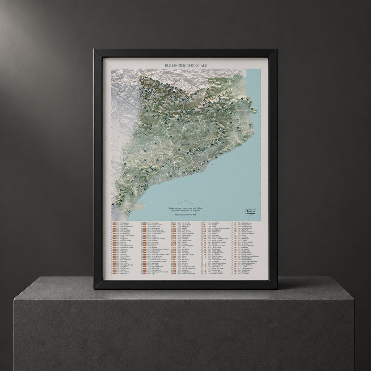 Mapa de las 150 cimas esenciales, estilo cartográfico, 30 × 40 cm. Lámina enmarcada en negro sobre un pedestal. Marco no incluido.