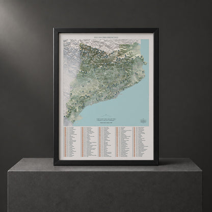 Mapa de las 150 cimas esenciales, estilo cartográfico, 30 × 40 cm. Lámina enmarcada en negro sobre un pedestal. Marco no incluido.