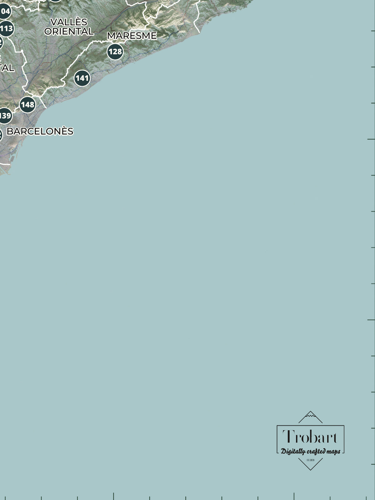 Mapa de las 150 cimas esenciales, estilo cartográfico, 30 × 40 cm. Detalle de la costa, el mar y los elementos editoriales del mapa.