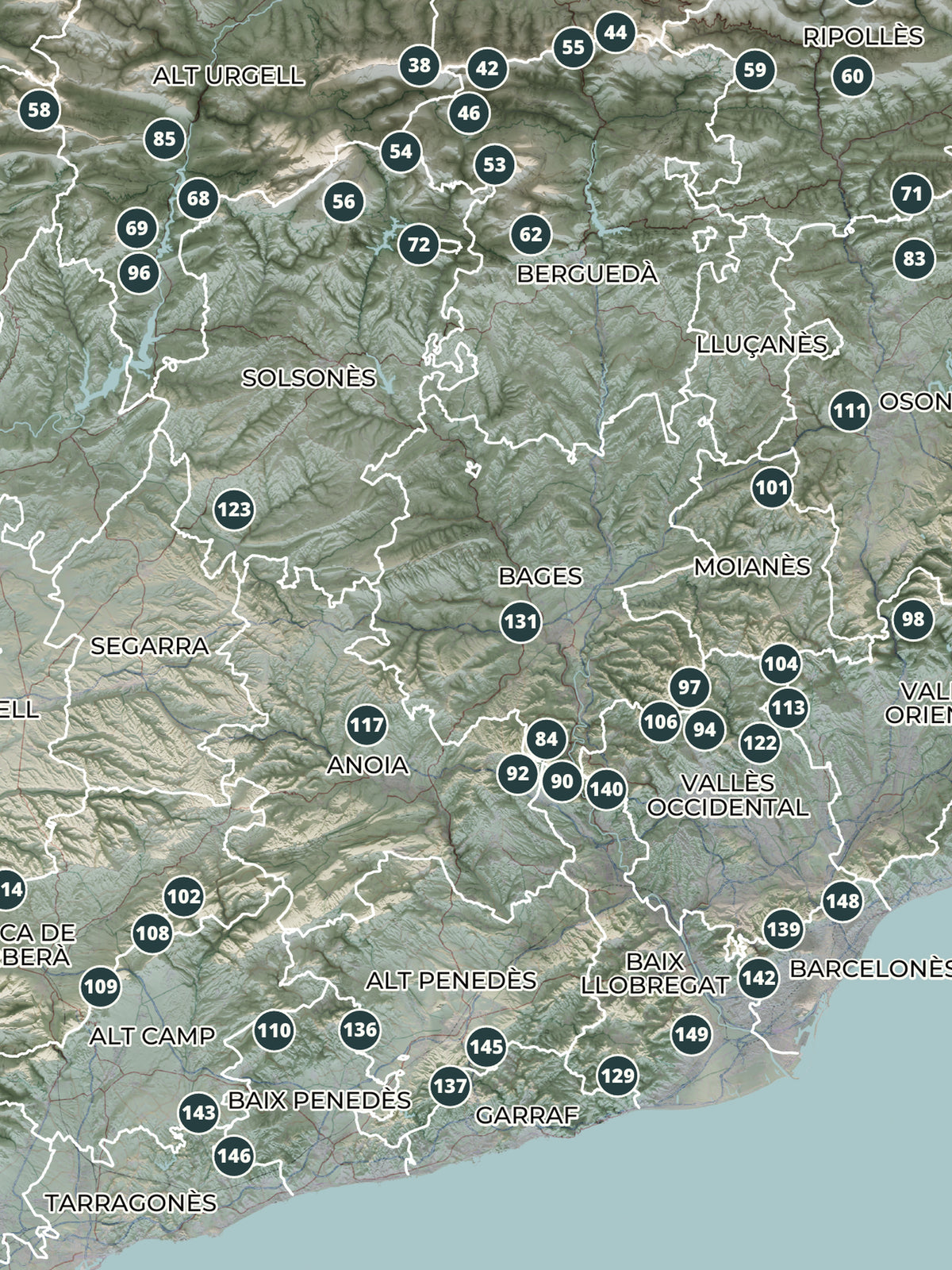 Mapa de las 150 cimas esenciales, estilo cartográfico, 30 × 40 cm. Detalle de las sierras, las cimas numeradas y las comarcas del centro del mapa.