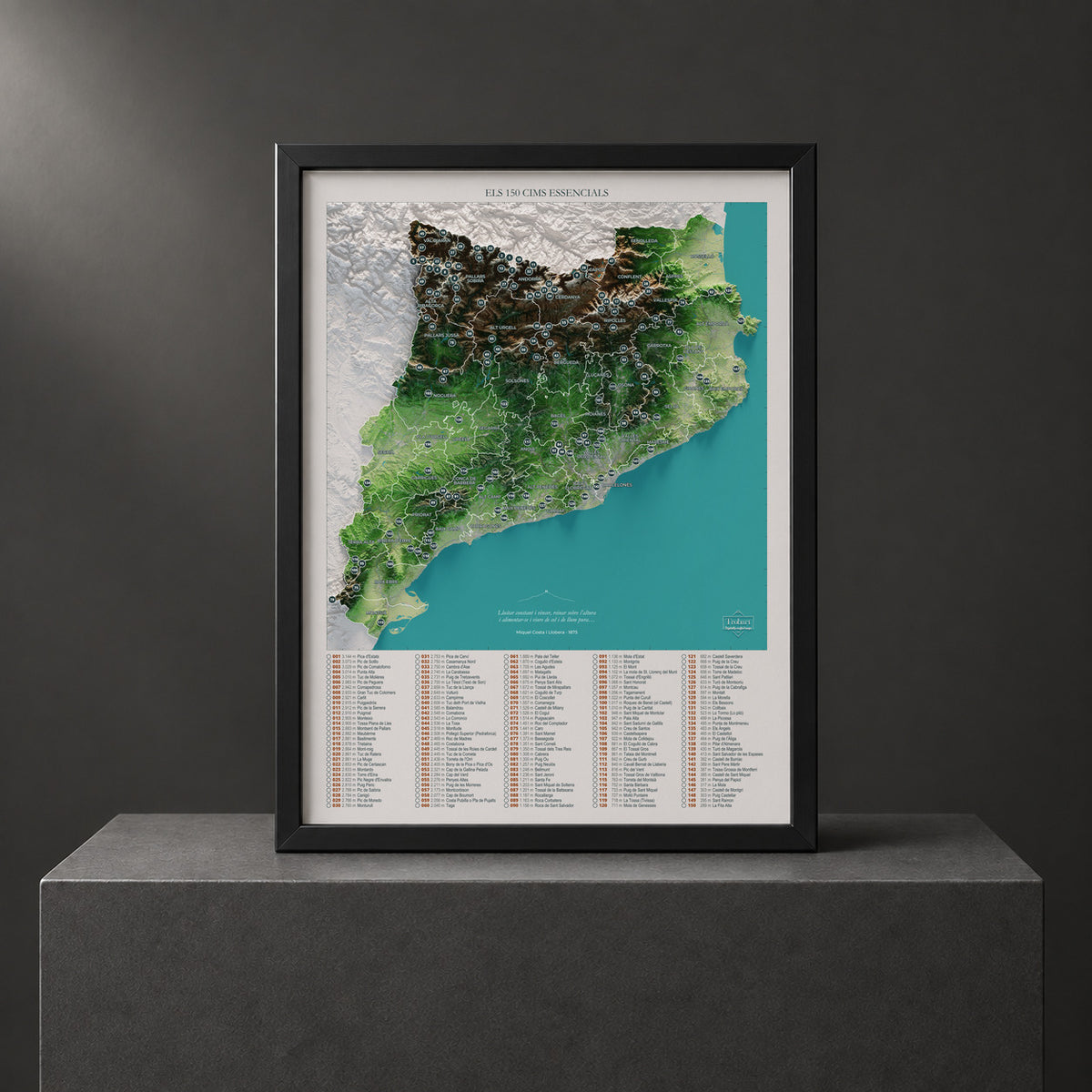 Mapa de las 150 cimas esenciales, colores clásicos, 30 × 40 cm. Lámina enmarcada en negro sobre un pedestal. Marco no incluido.