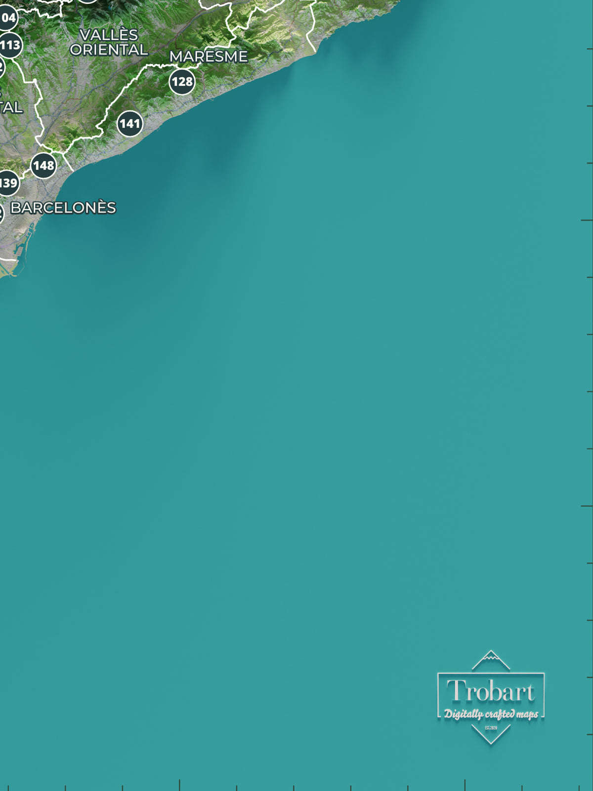 Mapa de las 150 cimas esenciales, colores clásicos, 30 × 40 cm. Detalle de la costa, el mar y los elementos editoriales del mapa.