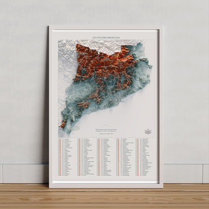 Mapa de las 150 cimas esenciales, contrastado, 50 × 70 cm. Lámina en un marco claro apoyado sobre madera. Marco no incluido.