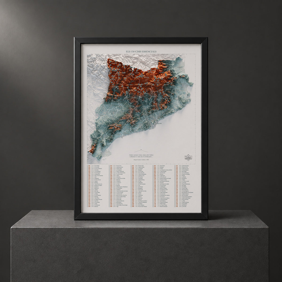 Mapa de las 150 cimas esenciales, contrastado, 50 × 70 cm. Lámina enmarcada en negro sobre un pedestal. Marco no incluido.