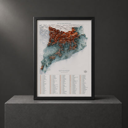 Mapa de las 150 cimas esenciales, contrastado, 50 × 70 cm. Lámina enmarcada en negro sobre un pedestal. Marco no incluido.