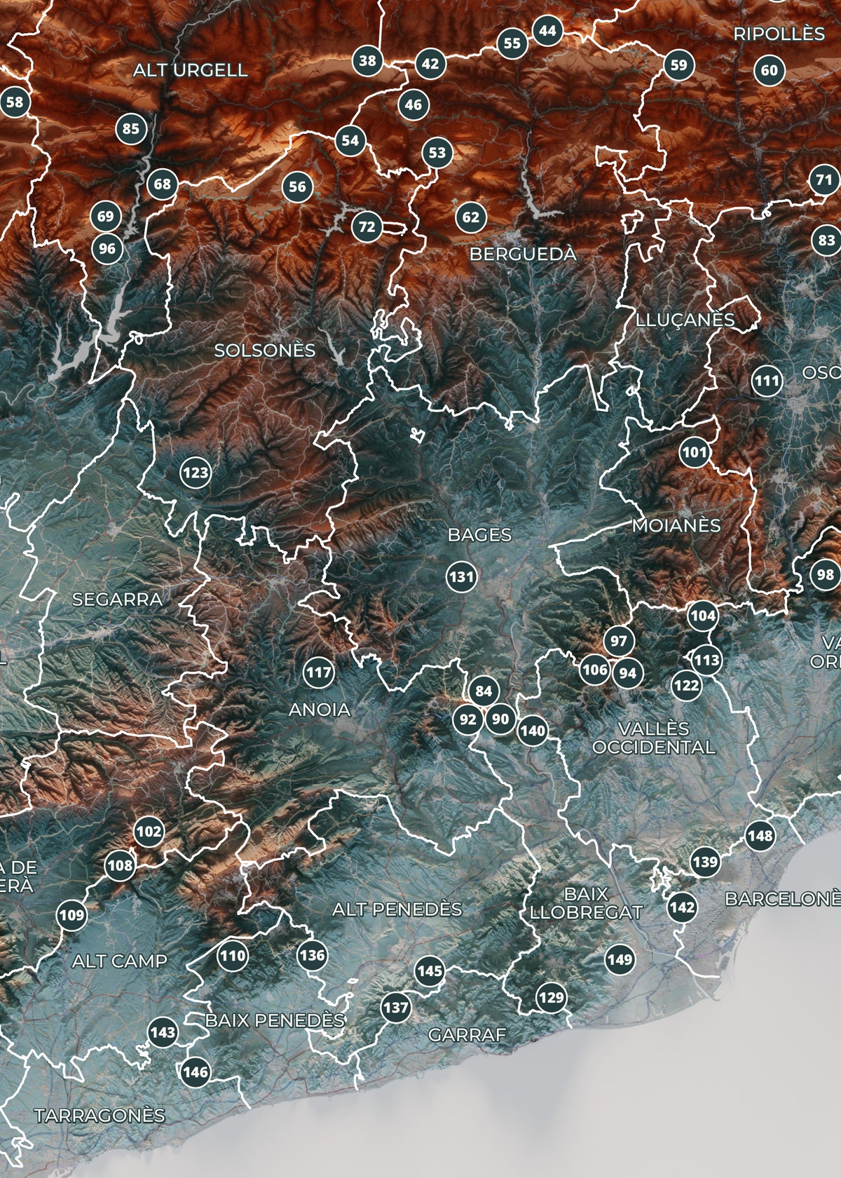 Mapa de las 150 cimas esenciales, contrastado, 50 × 70 cm. Detalle de las sierras, las cimas numeradas y las comarcas del centro del mapa.