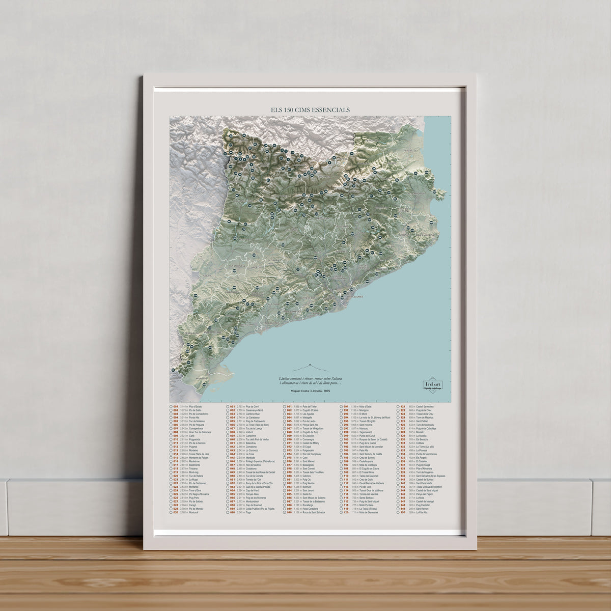 Mapa de las 150 cimas esenciales, estilo cartográfico, 50 × 70 cm. Lámina en un marco claro apoyado sobre madera. Marco no incluido.